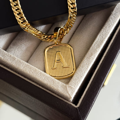 Colar Plaquinha De Letra - Corrente Lacraia Banhado A Ouro 18k