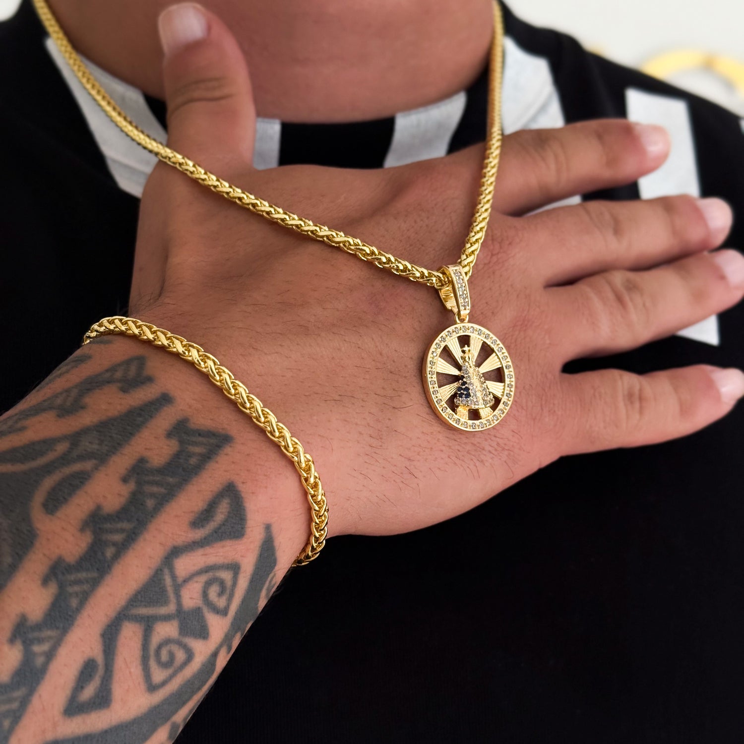 Colar Medalha N. Sra. Aparecida Vazado Cravejado P - Corrente e Pulseira Palmeira Banhado A Ouro 18k