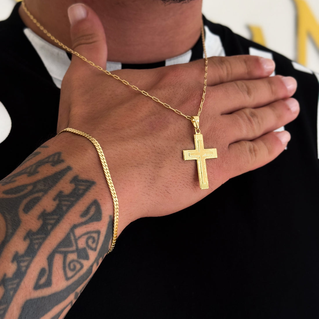 Colar Crucifixo Em Alto Relevo - Corrente Cadeado Alongado e Pulseira Grumet Flat Banhado A Ouro 18k