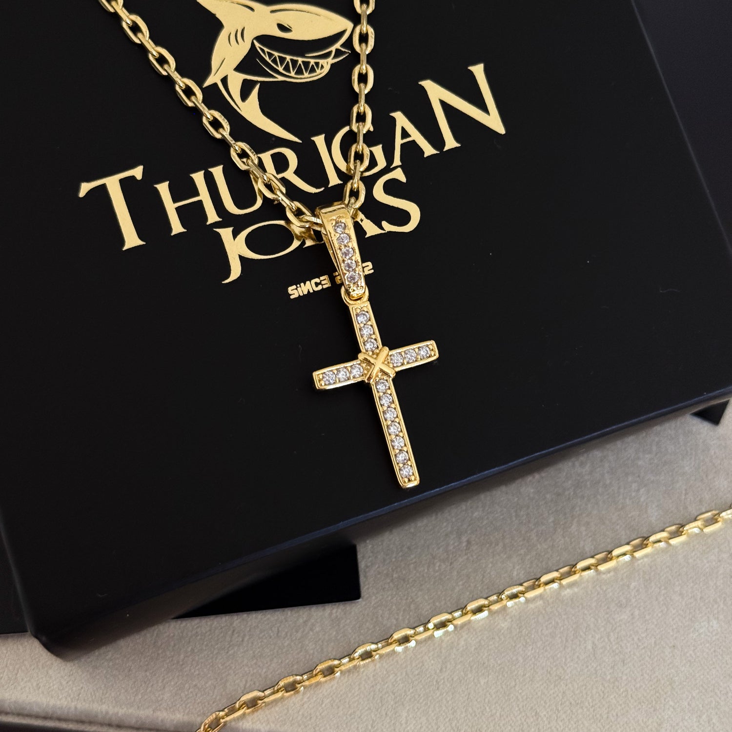 Colar Crucifixo Amarrado Cravejado - Corrente e Pulseira Cadeado 2mm Banhado A Ouro 18k