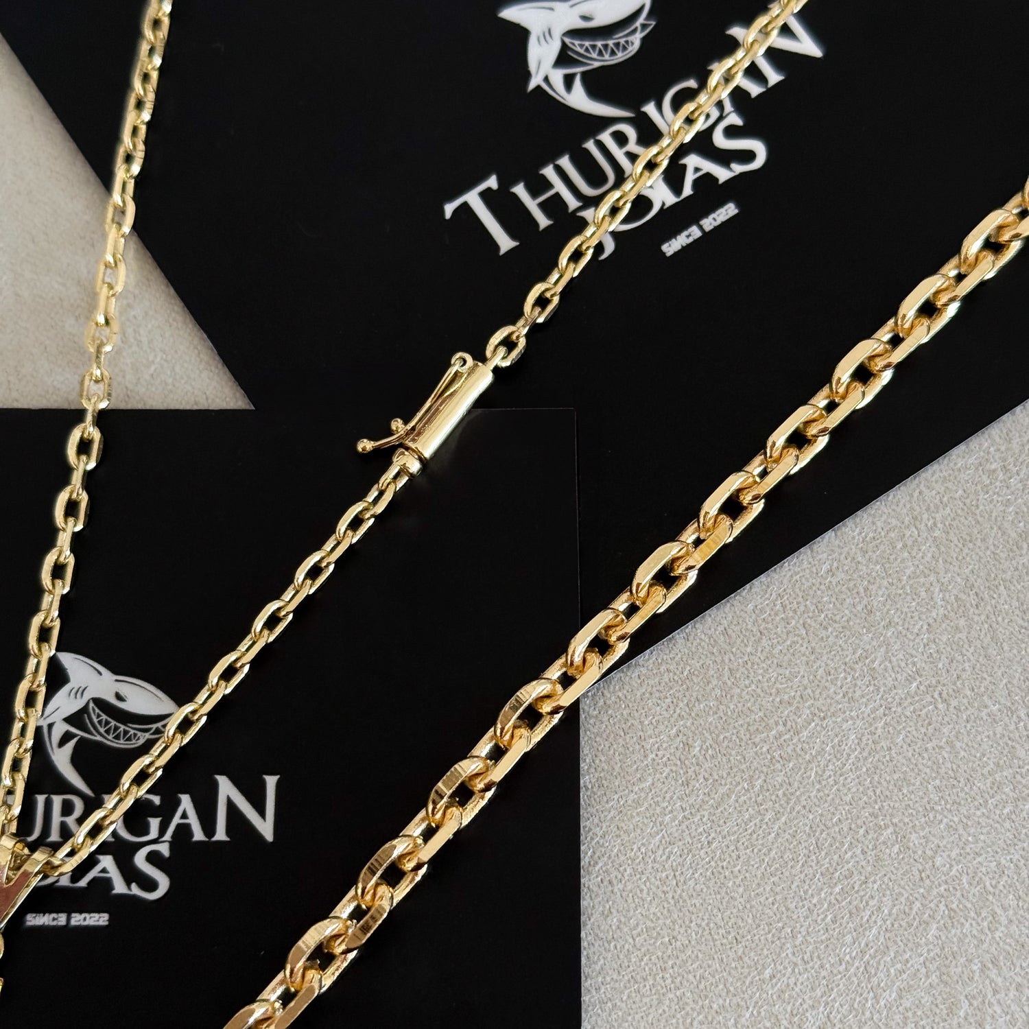 Colar Crucifixo Em Alto Relevo - Corrente e Pulseira Cadeado Banhado A Ouro 18k