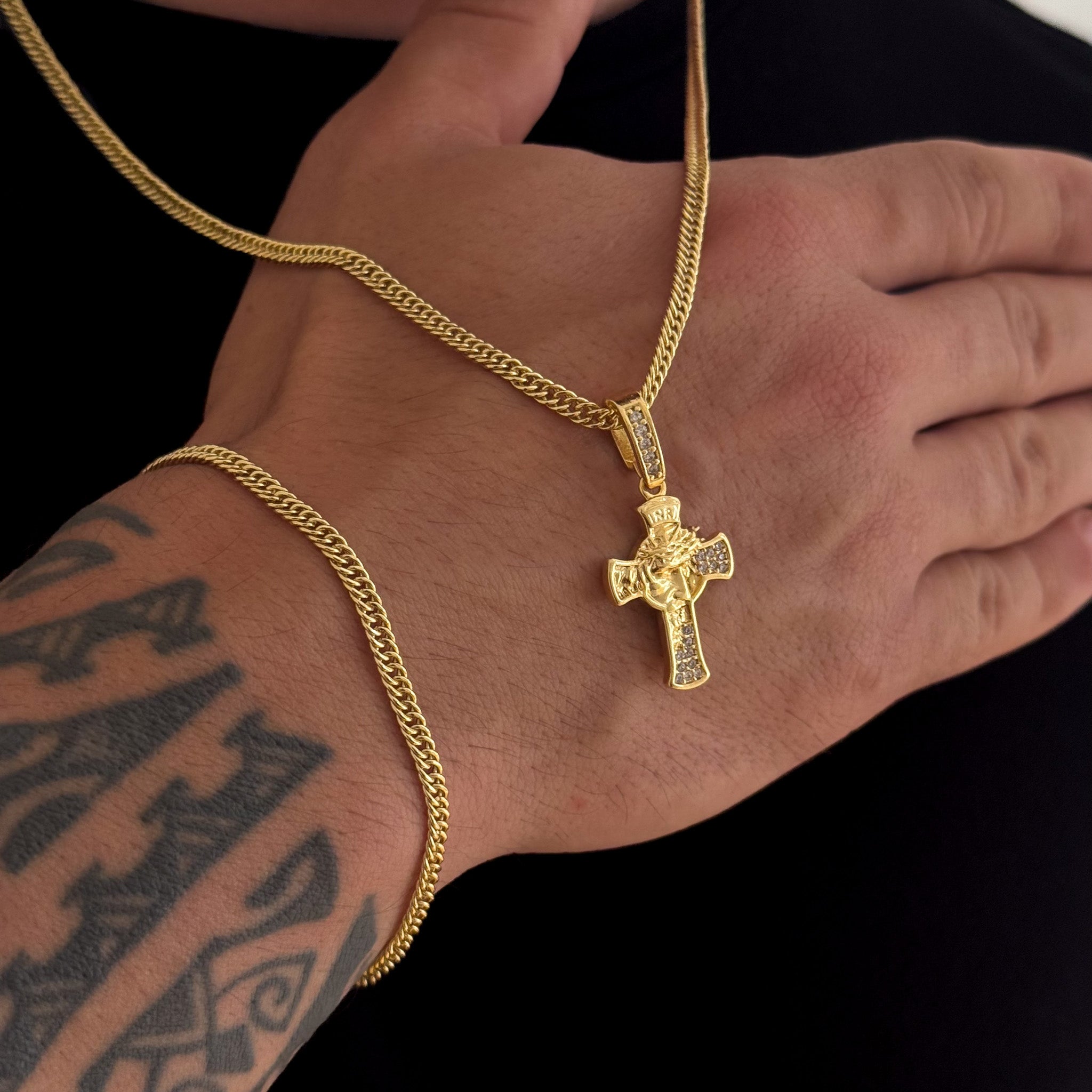 Colar Crucifixo Face De Cristo Detalhado Cravejado P - Corrente e Pulseira Lacraia Banhado A Ouro 18k
