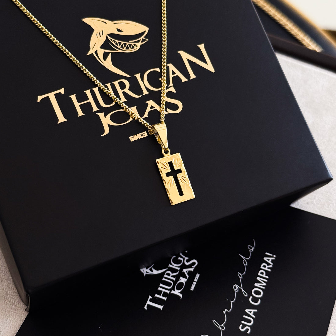Colar Plaquinha Crucifixo Vazado - Corrente Grumet Banhado A Ouro 18k