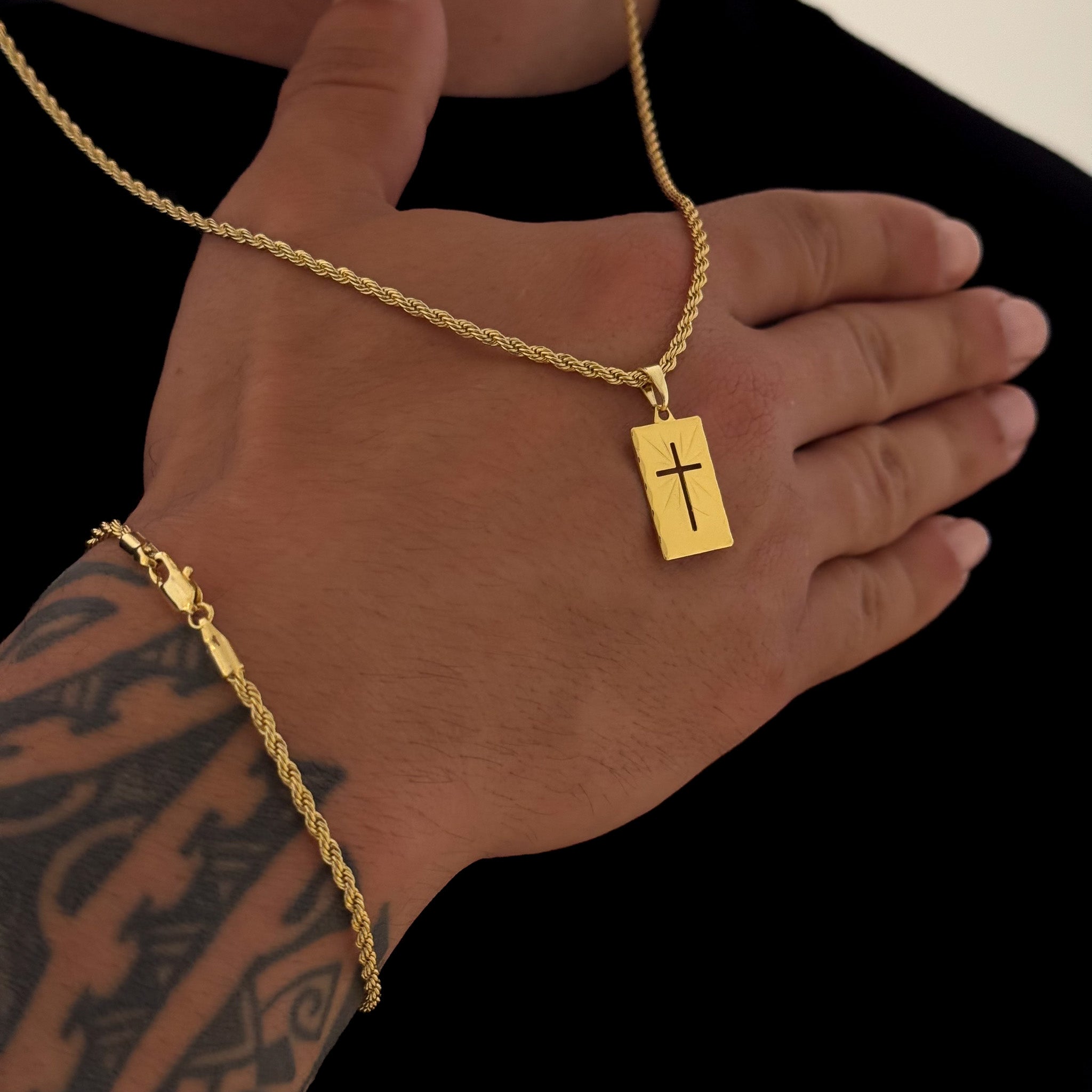 Colar Plaquinha Crucifixo Vazado - Corrente e Pulseira Baiana Banhado A Ouro 18k
