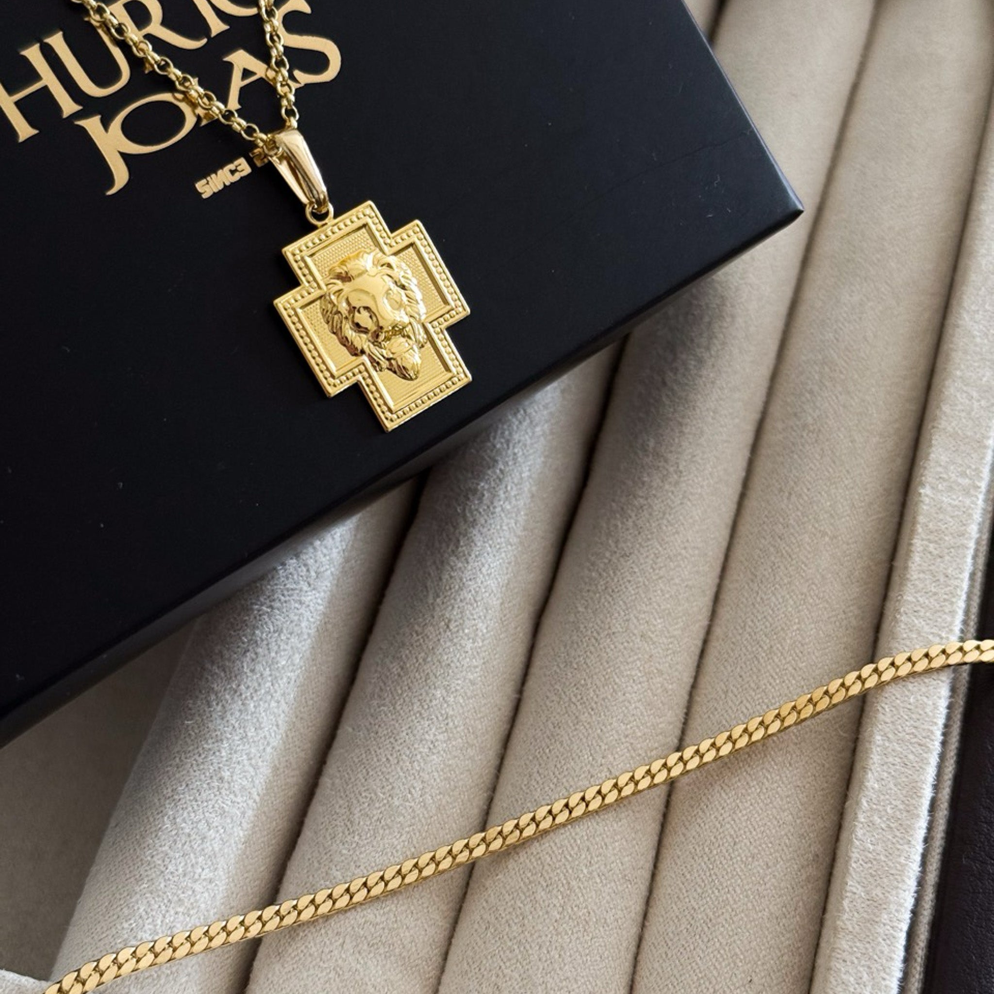 Colar Crucifixo Leão de Judá - Corrente Elo Português e Pulseira Grumet Flat 3mm Banhado A Ouro 18k