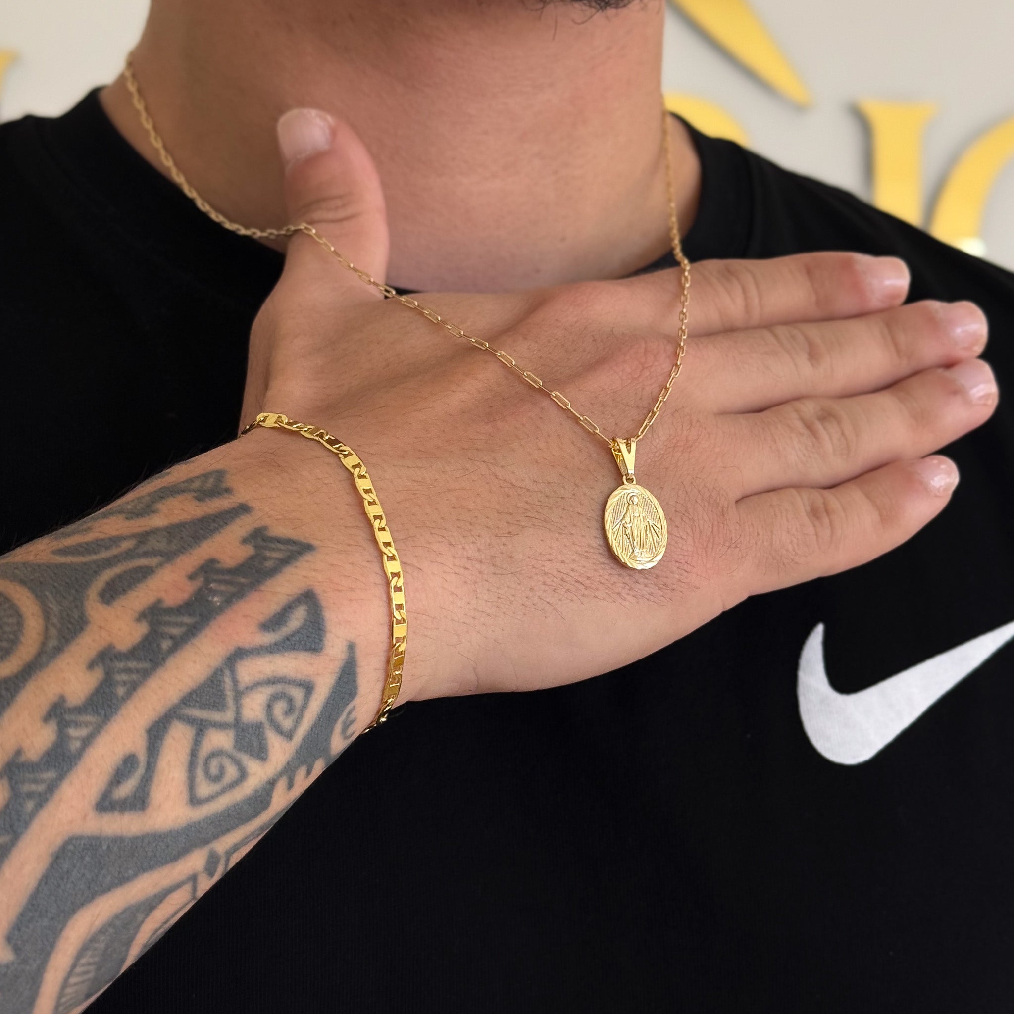 Colar Plaquinha Oval N. Sra. Das Graças - Corrente Cadeado Alongado e Pulseira Piastrine Banhado A Ouro 18k