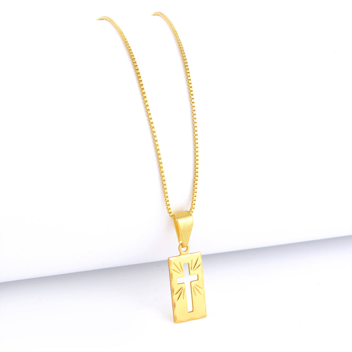Pingente Plaquinha Crucifixo Vazado 2x1cm Banhado A Ouro 18k