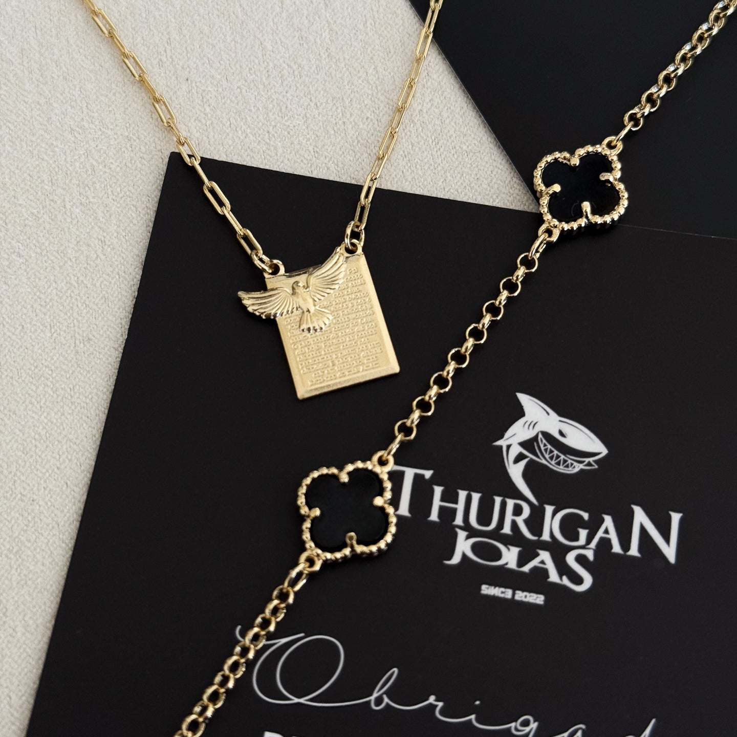 Kit Escapulário Espírito Santo Oração Pai Nosso e Pulseira Trevo Onix Banhado A Ouro 18k