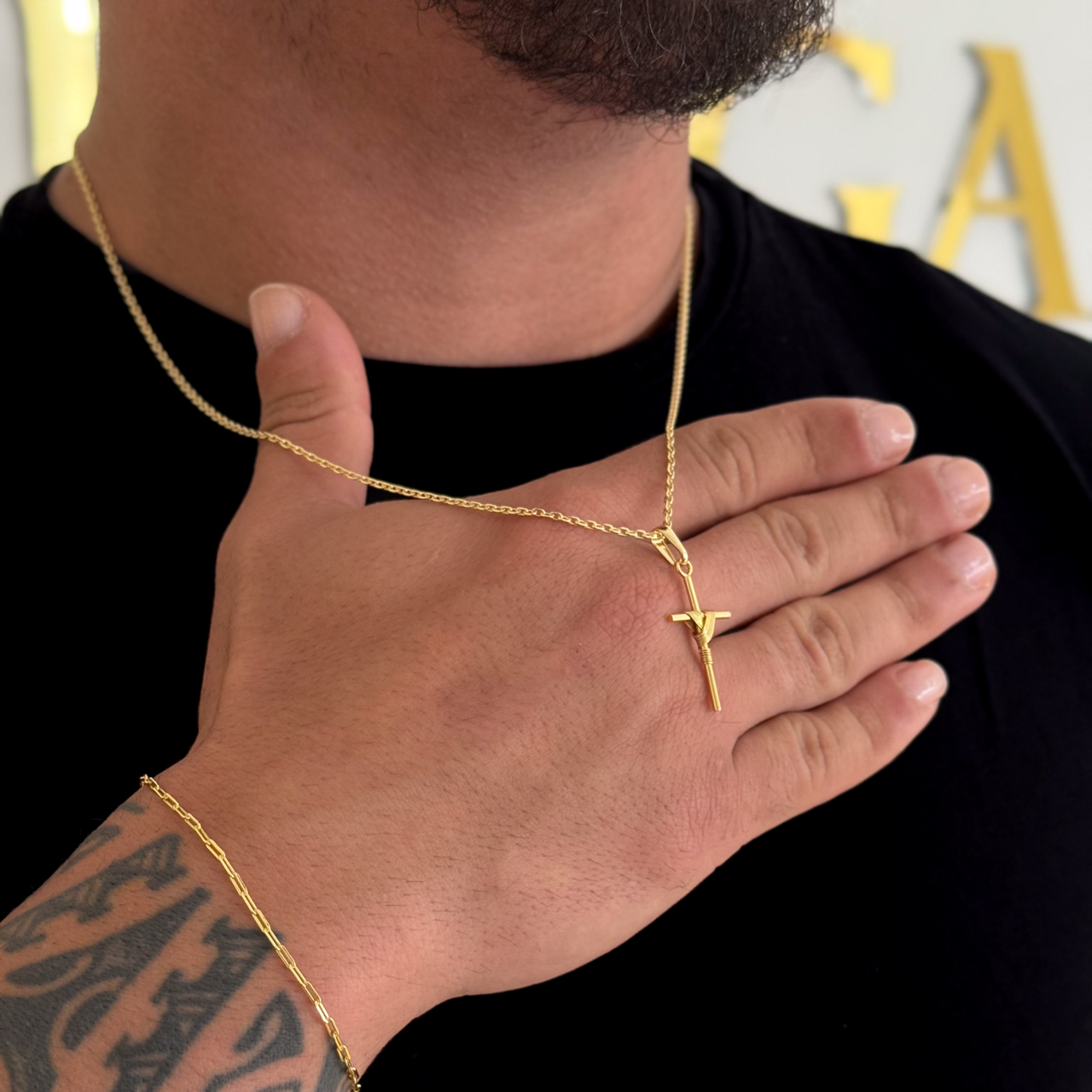 Colar Crucifixo Palito P - Corrente Cadeado e Pulseira Cadeado Alongado Banhado A Ouro 18k