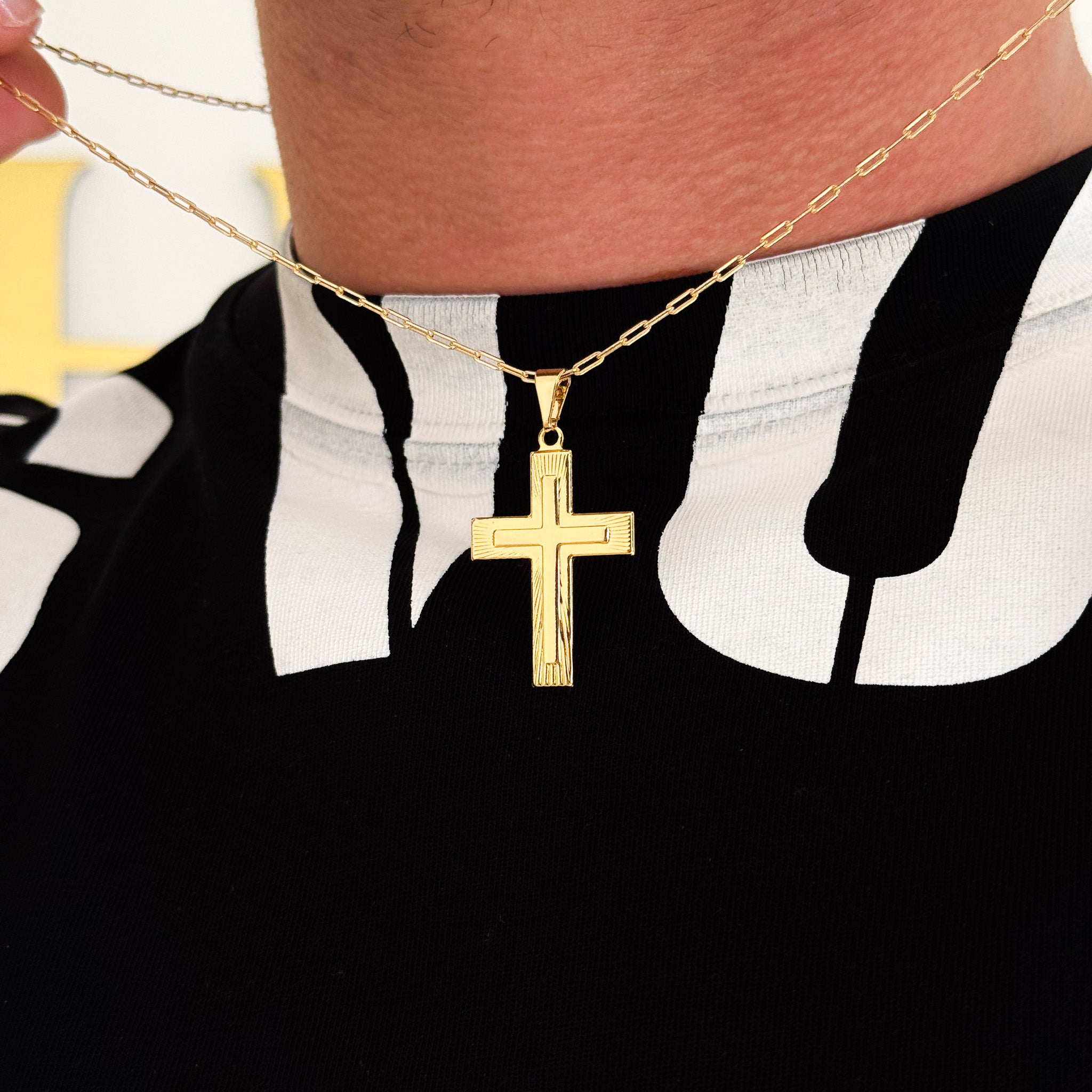 Colar Crucifixo Em Alto Relevo - Corrente Cadeado Alongado e Pulseira Grumet Flat Banhado A Ouro 18k
