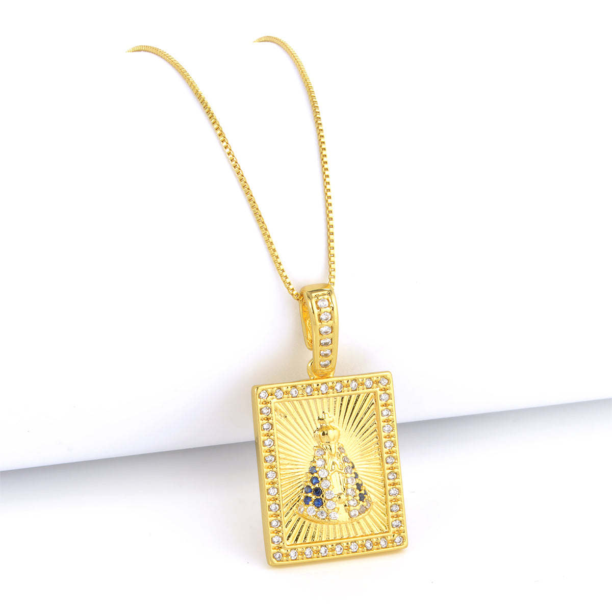 Pingente Plaquinha N. Sra. Aparecida Detalhado Cravejado P 2,5x2cm Banhado A Ouro 18k