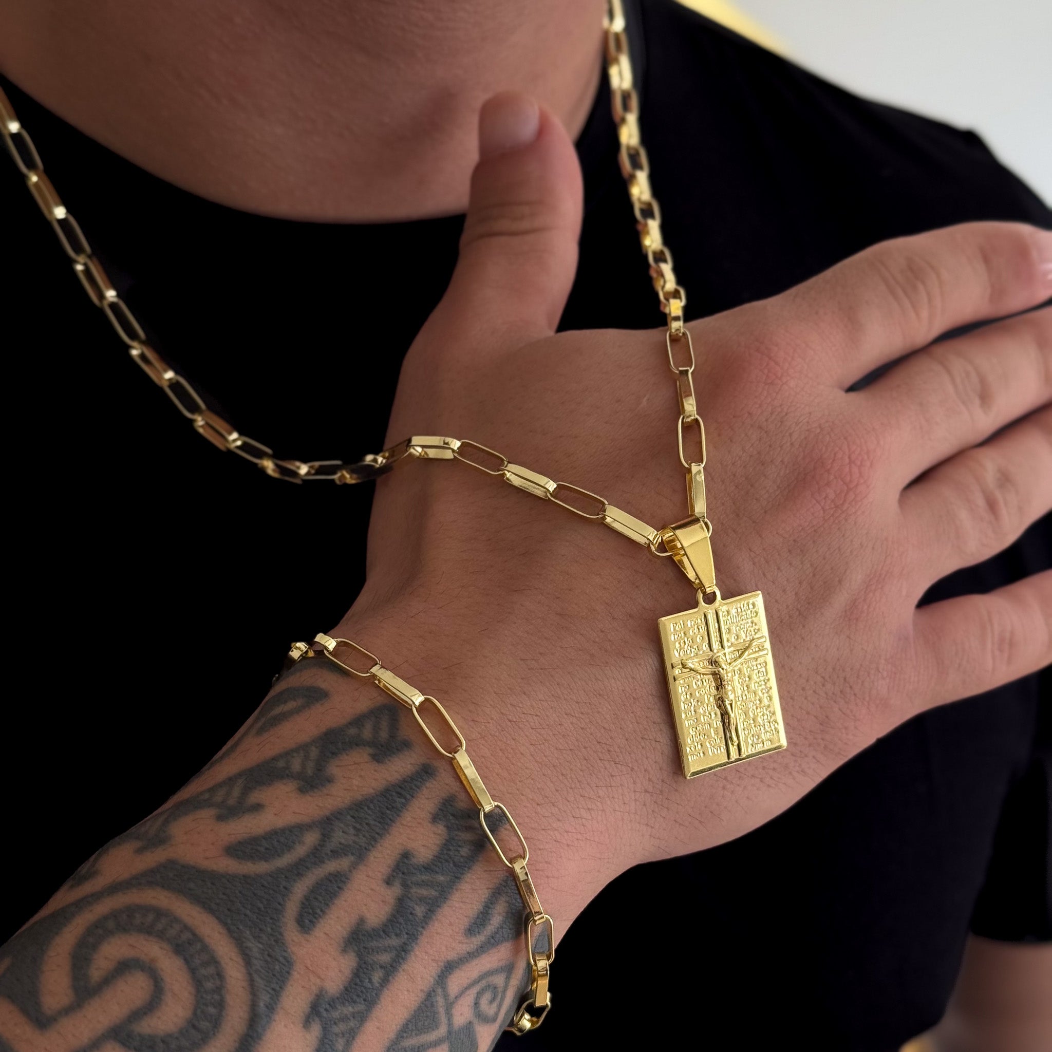 Colar Plaquinha Jesus Crucificado - Corrente e Pulseira Elo Alongado Banhado A Ouro 18k