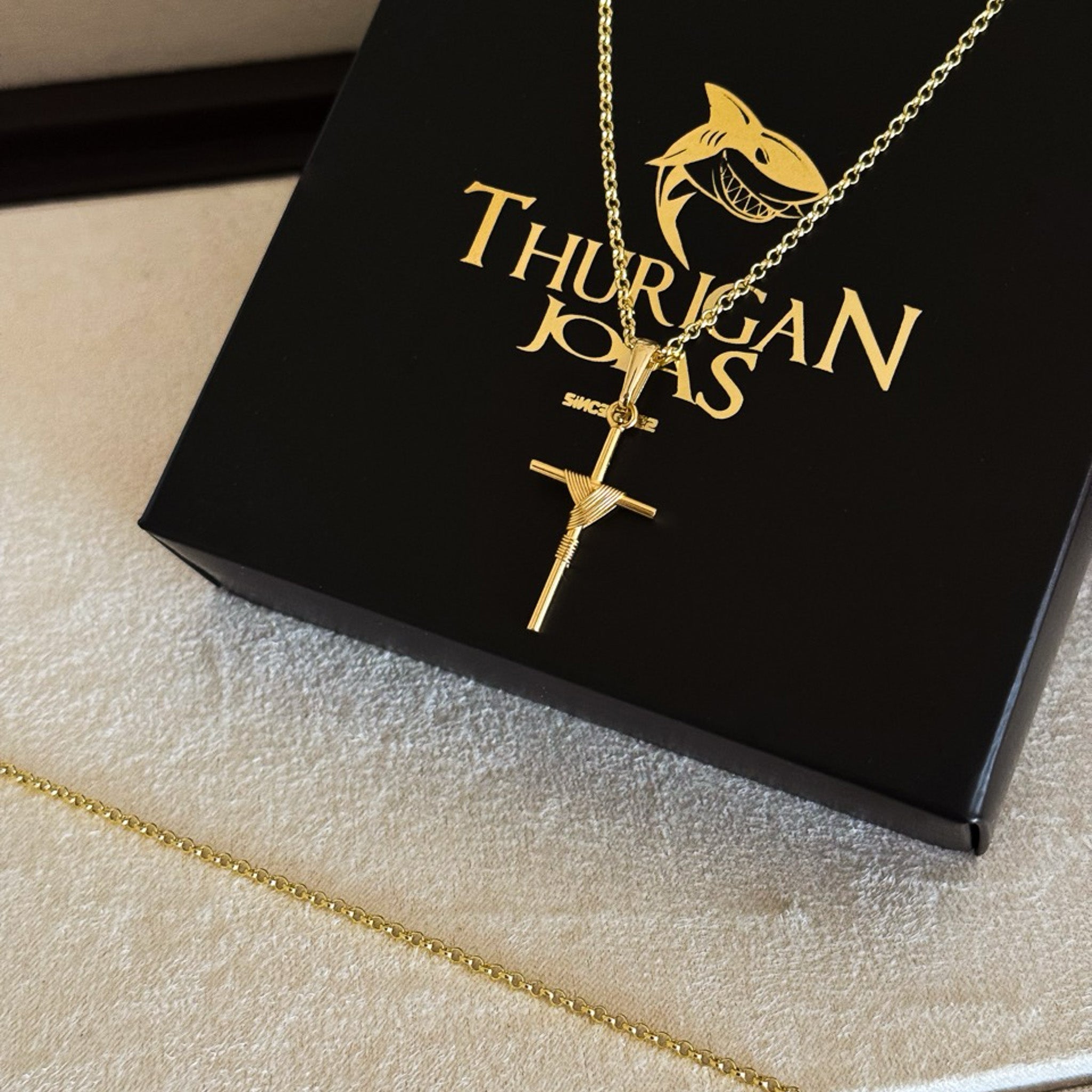 Colar Crucifixo Palito P - Corrente e Pulseira Elo Português Banhado A Ouro 18k