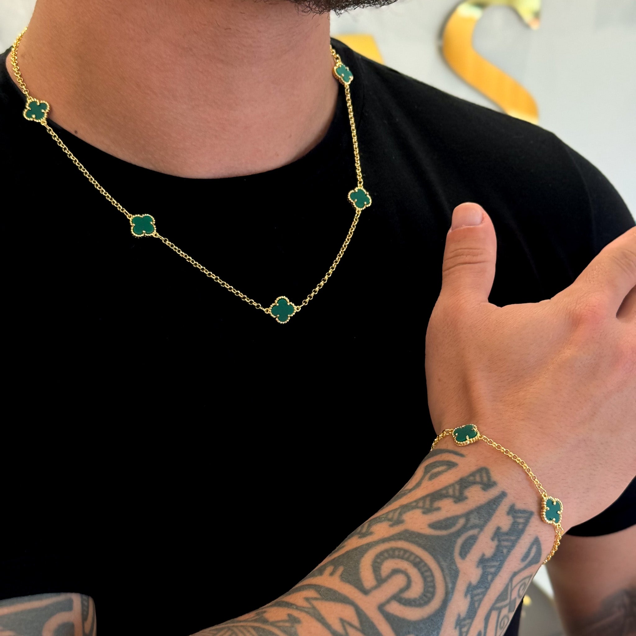 Kit Corrente e Pulseira Elo Português 2mm Trevo Esmeralda Banhado A Ouro 18k