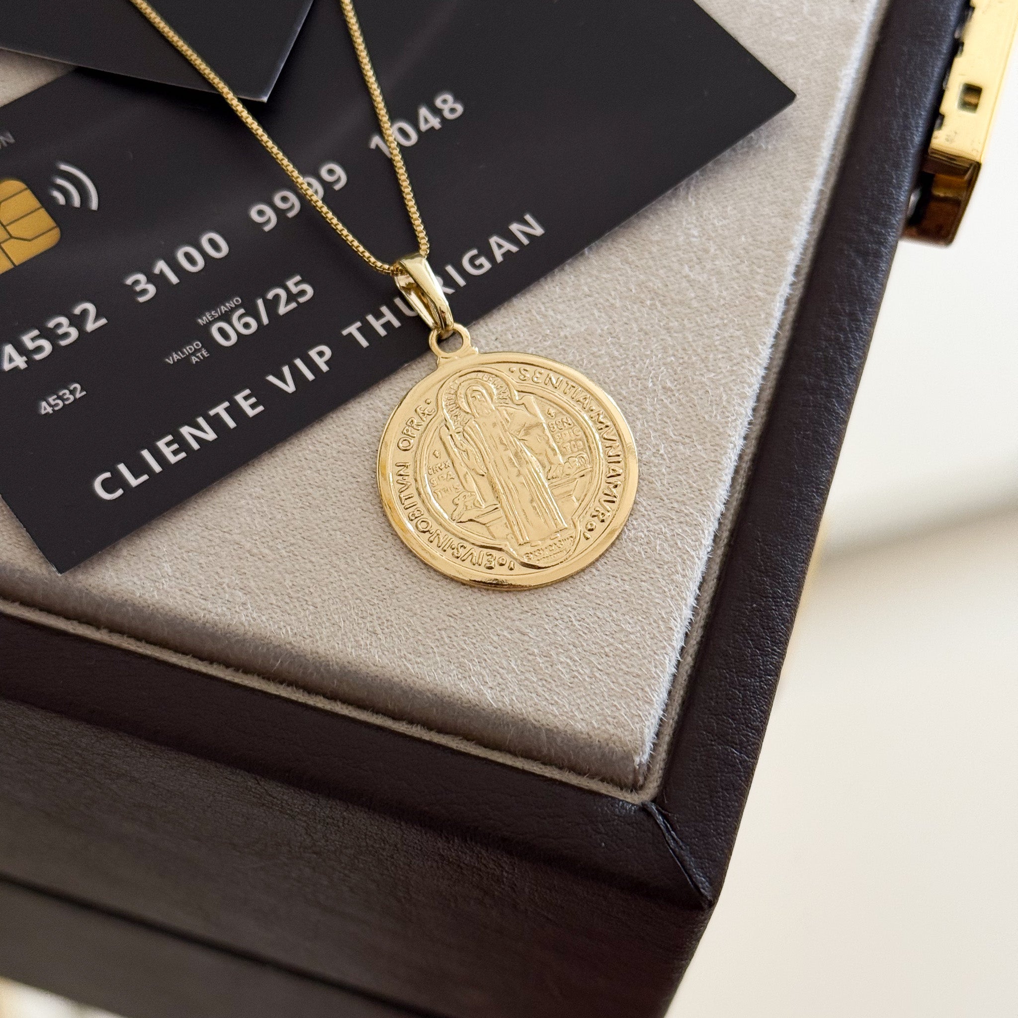 Pingente Medalha De São Bento 2,5x2,5cm Banhado A Ouro 18k