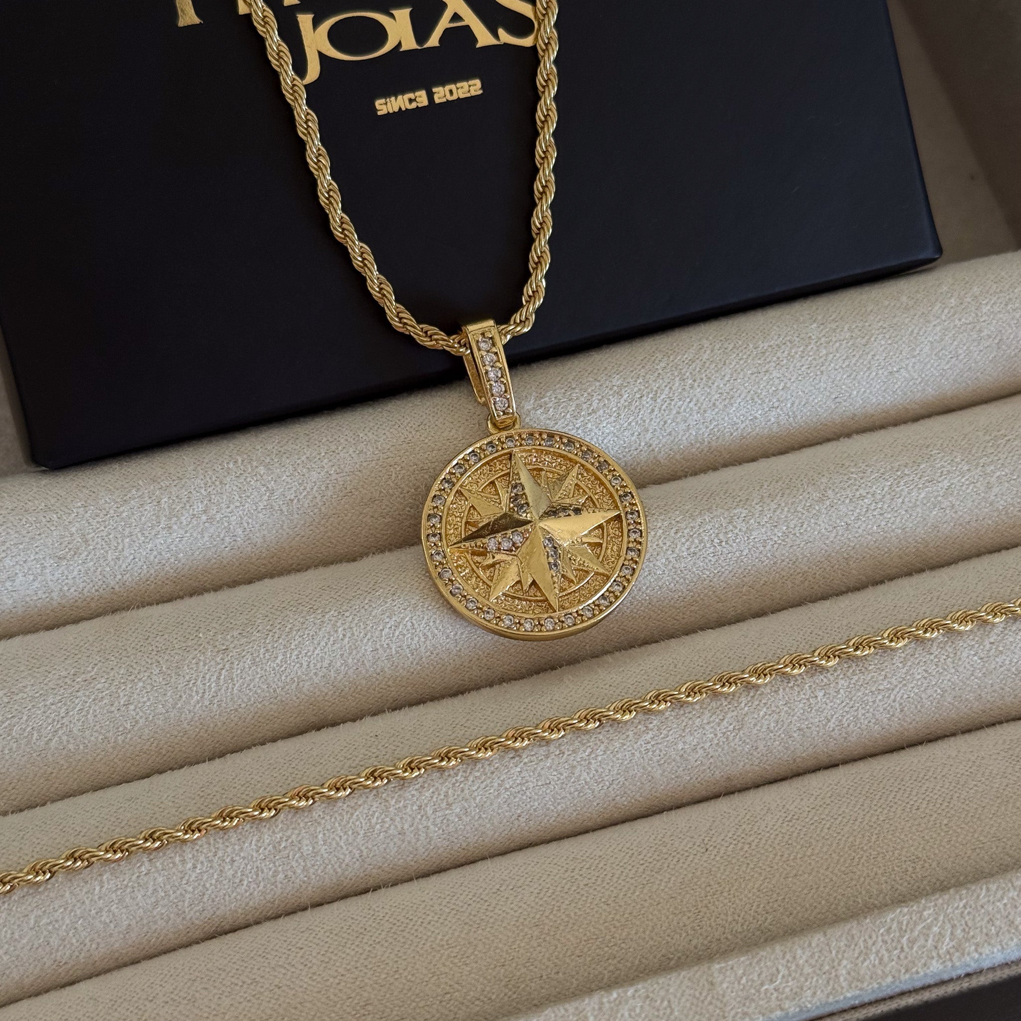 Colar Medalha Rosa Dos Ventos Cravejado P - Corrente e Pulseira Baiana Banhado A Ouro 18k