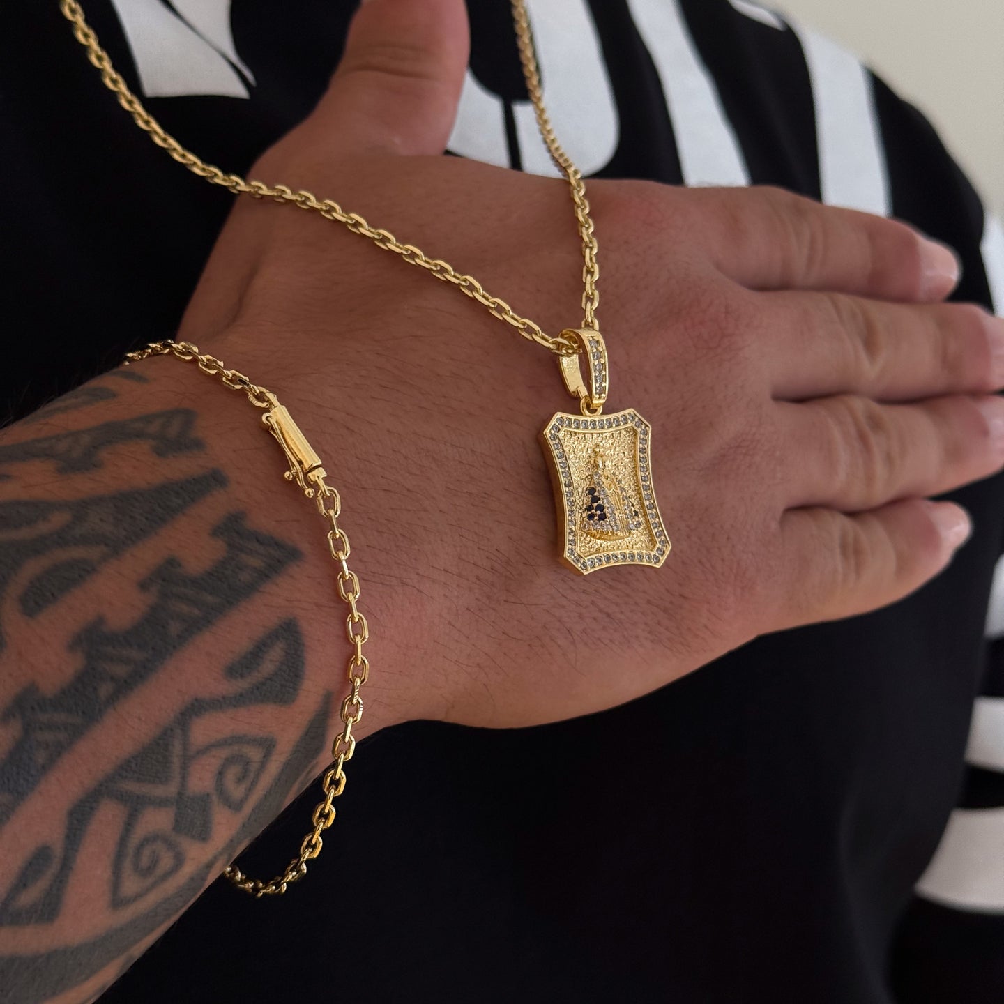 Colar Plaquinha N. Sra. Aparecida Curvado Cravejado P - Corrente e Pulseira Cadeado 2mm Banhado A Ouro 18k