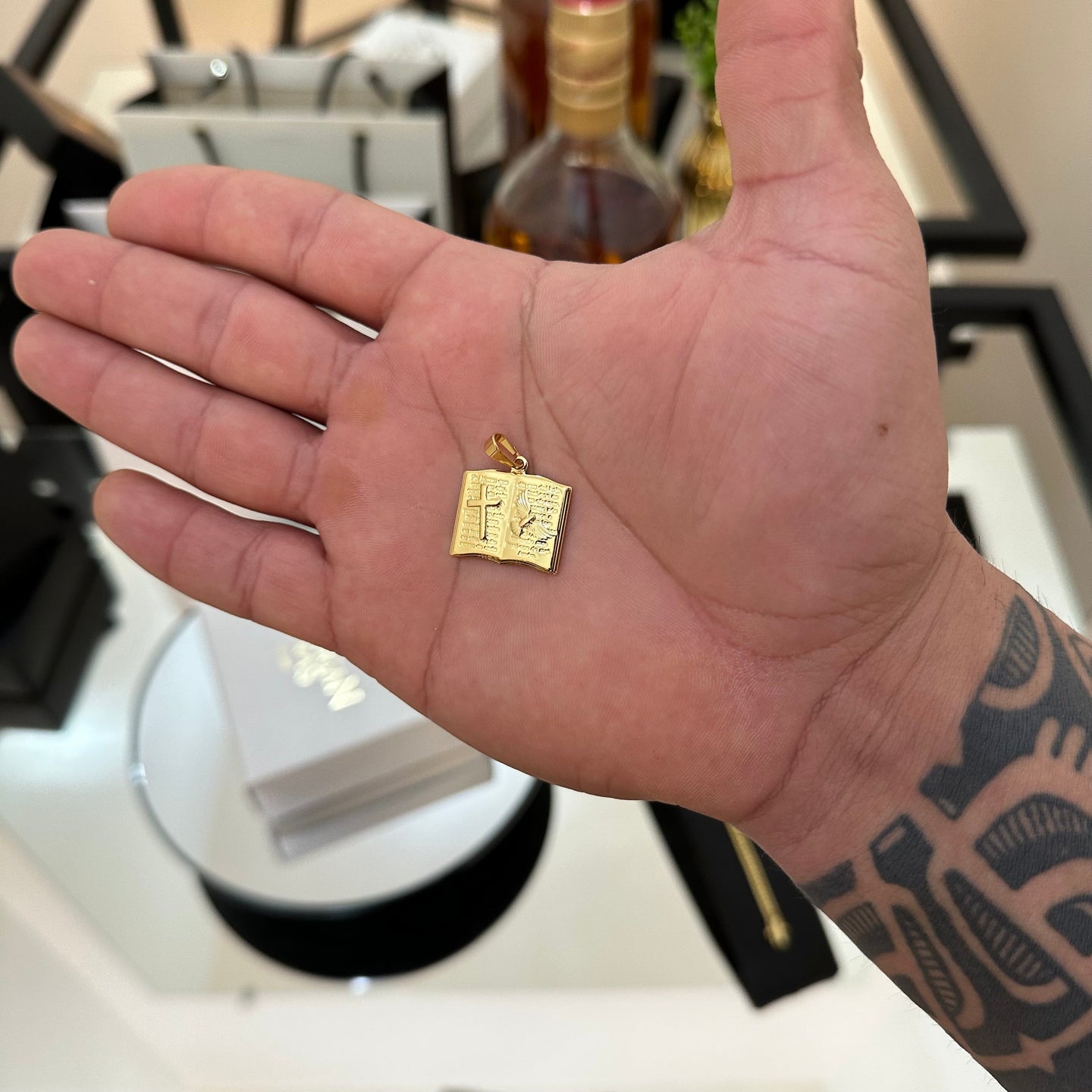 Pingente Plaquinha Bíblia Oração Pai Nosso 2x1,5cm Banhado A Ouro 18k