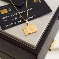 Pingente Plaquinha Bíblia Oração Pai Nosso 2x1,5cm Banhado A Ouro 18k