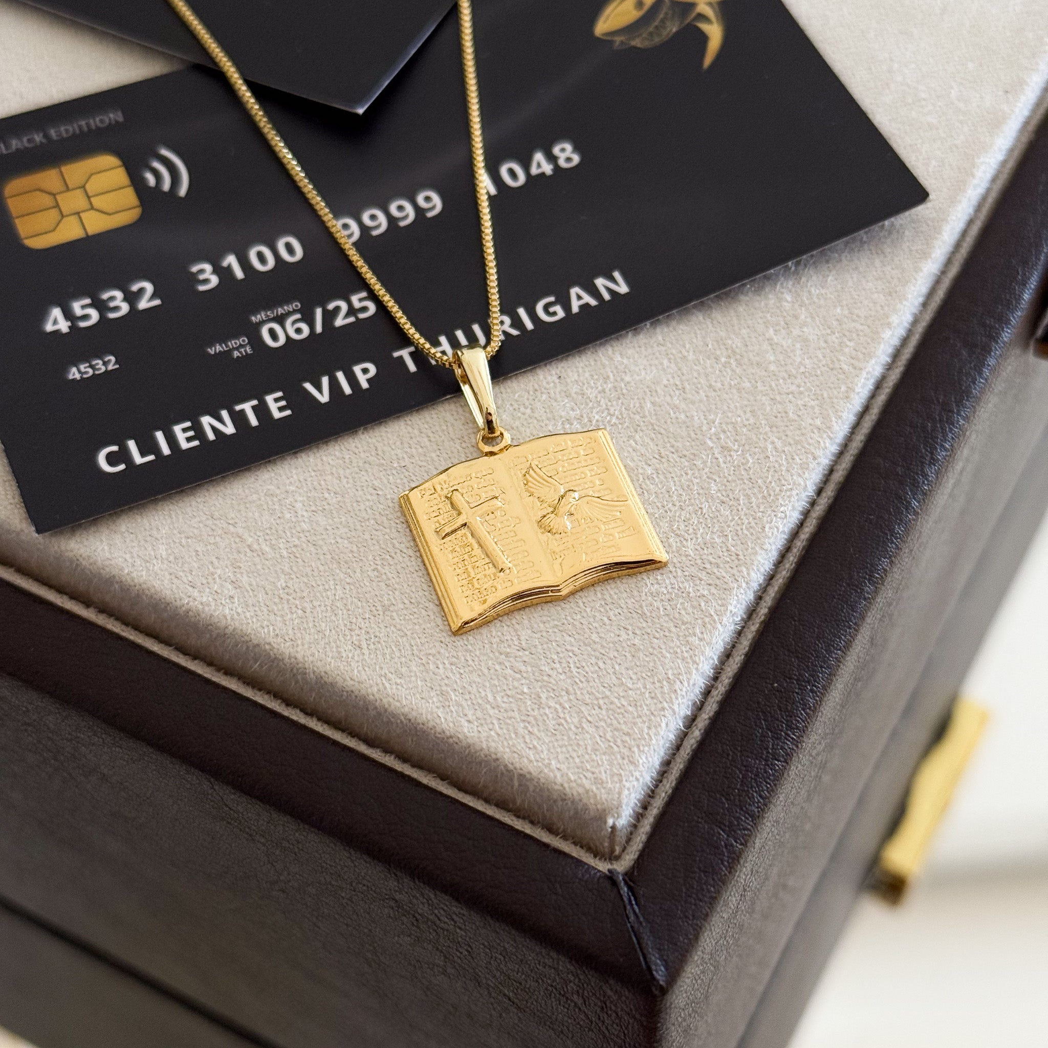 Pingente Plaquinha Bíblia Oração Pai Nosso 2x1,5cm Banhado A Ouro 18k