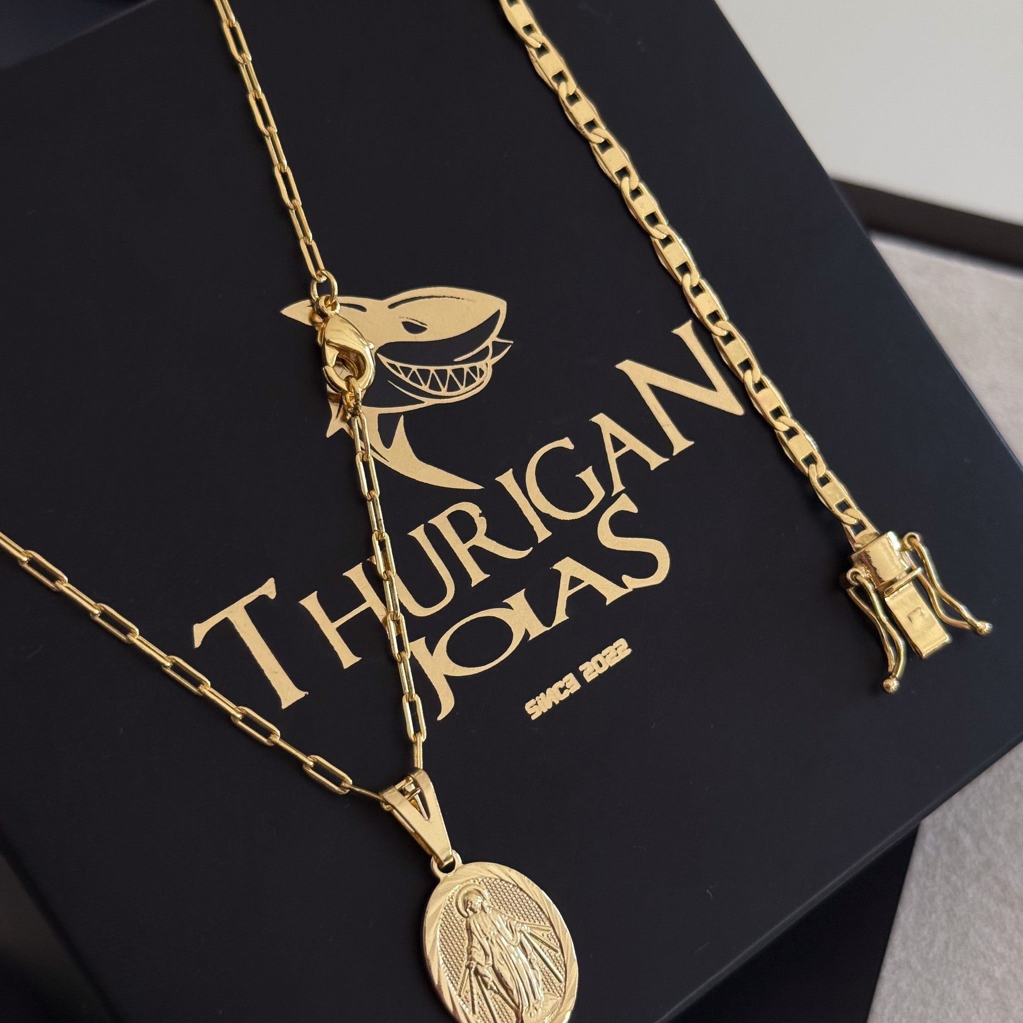 Colar Plaquinha Oval N. Sra. Das Graças - Corrente Cadeado Alongado e Pulseira Piastrine Banhado A Ouro 18k