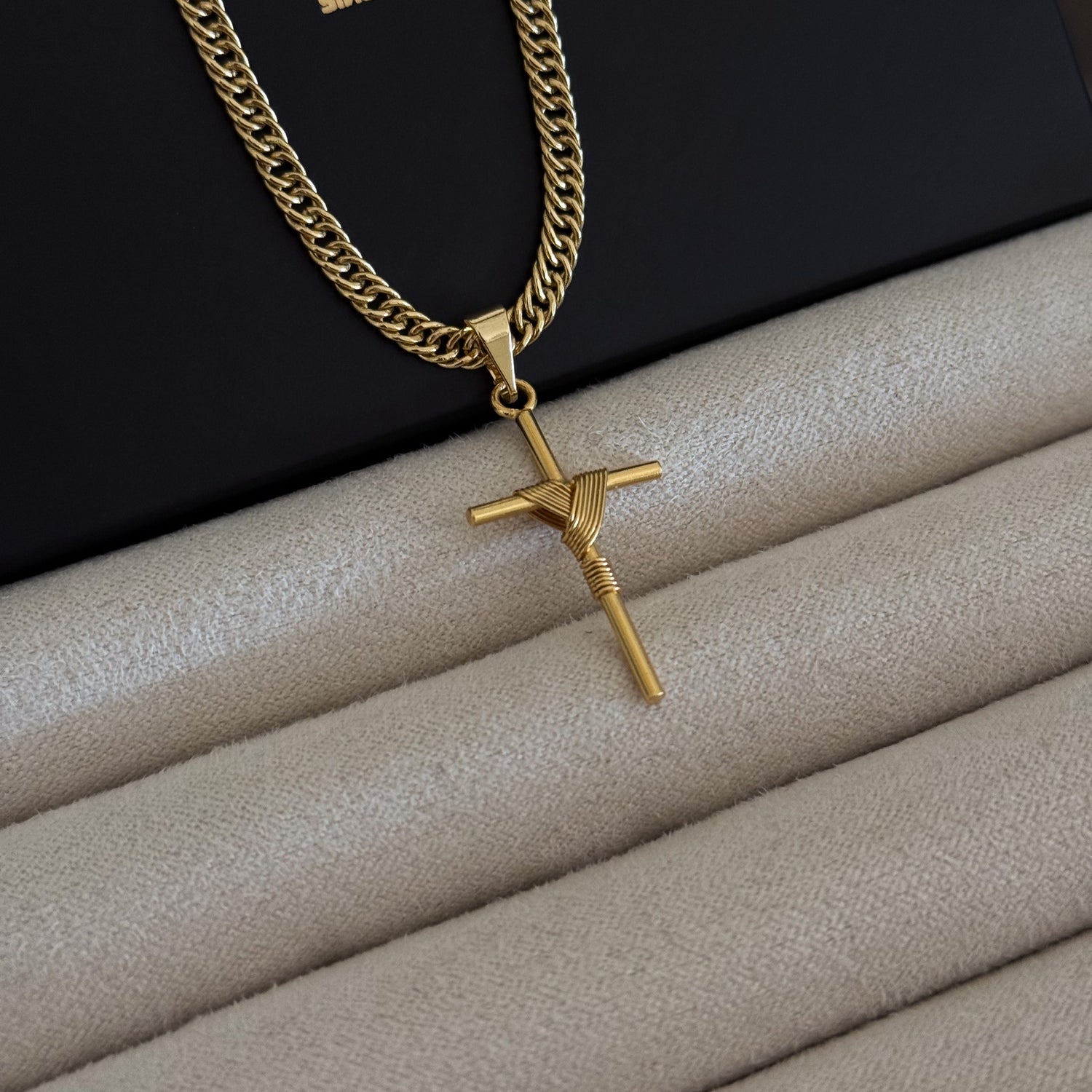 Colar Crucifixo Palito P - Corrente Lacraia Banhado A Ouro 18k