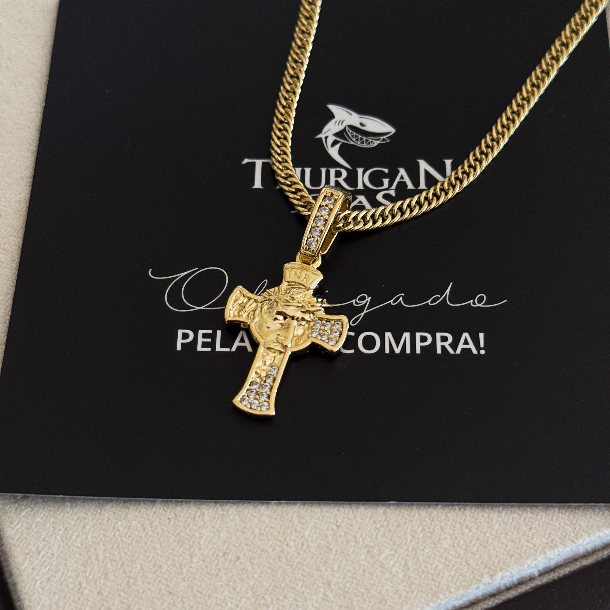 Colar Crucifixo Face De Cristo Detalhado Cravejado P - Corrente Lacraia Banhado A Ouro 18k