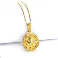 Pingente Medalha Rosa dos Ventos Cravejado P 2,5x2,5cm Banhado A Ouro 18k