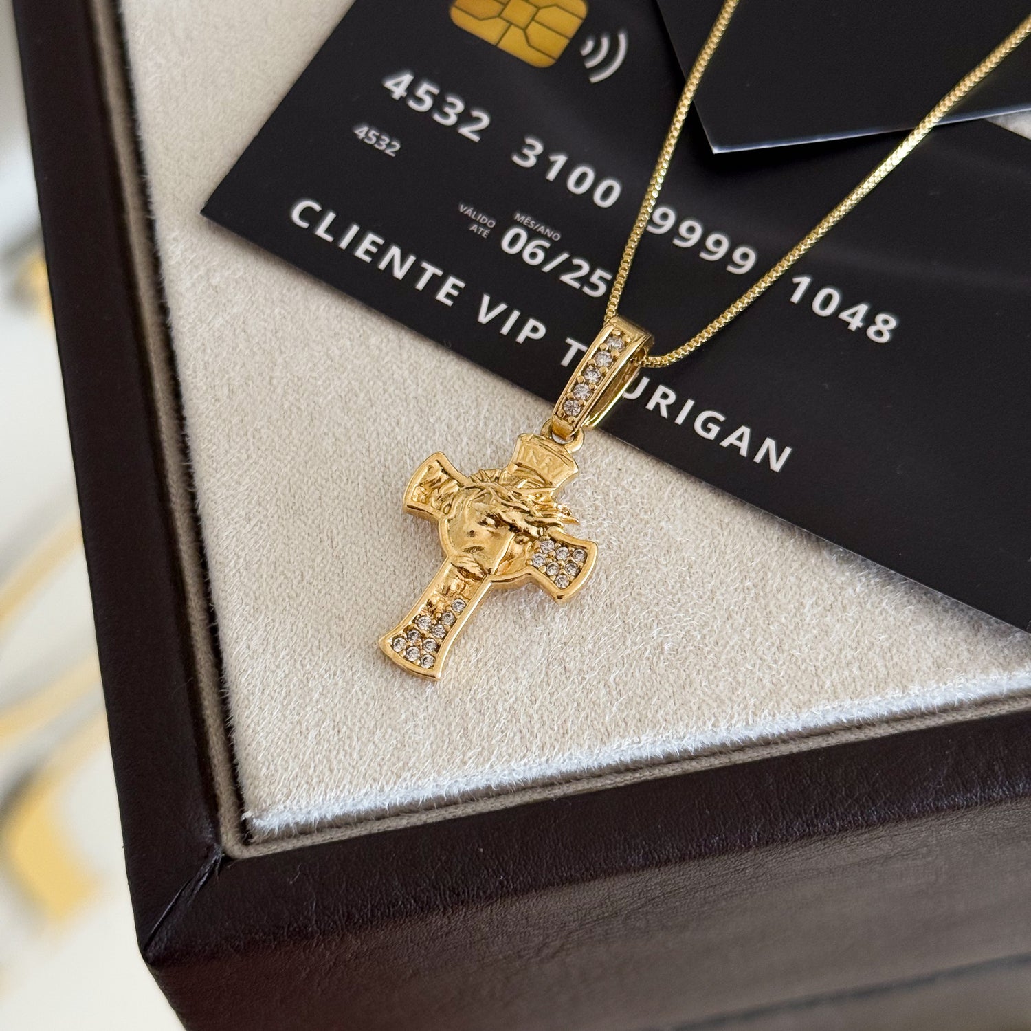 Pingente Crucifixo Face de Cristo Detalhado Cravejado P 2,5x1,5cm Banhado A Ouro 18k