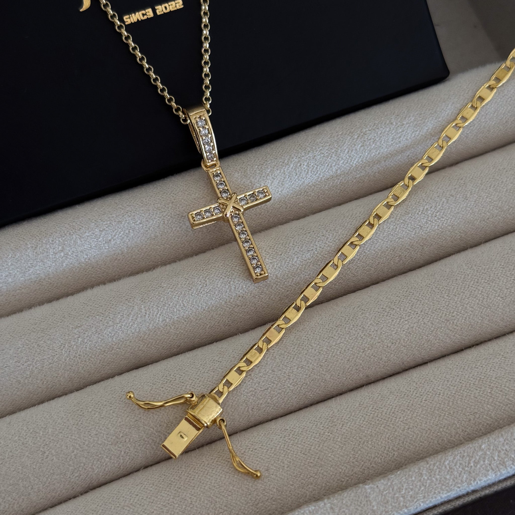 Colar Crucifixo Amarrado Cravejado - Corrente Elo Português e Pulseira Piastrine Banhado A Ouro 18k