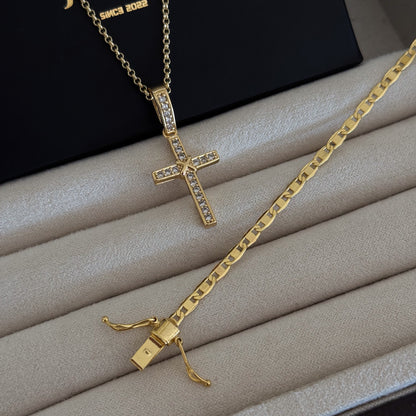 Colar Crucifixo Amarrado Cravejado - Corrente Elo Português e Pulseira Piastrine Banhado A Ouro 18k