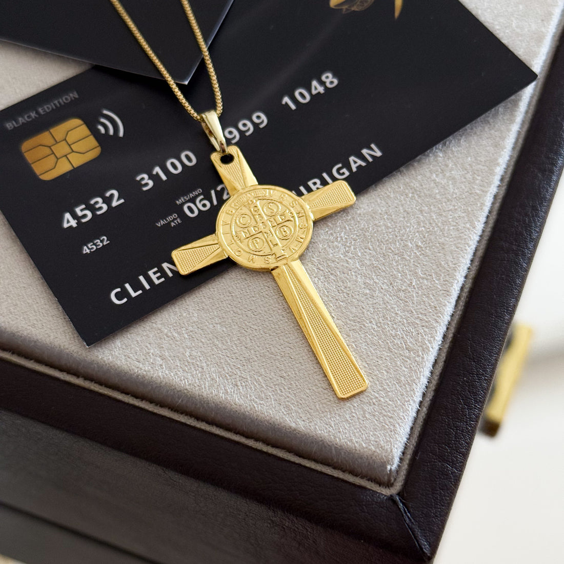 Pingente Crucifixo Com Medalha De São Bento 5x3,2cm Banhado A Ouro 18k