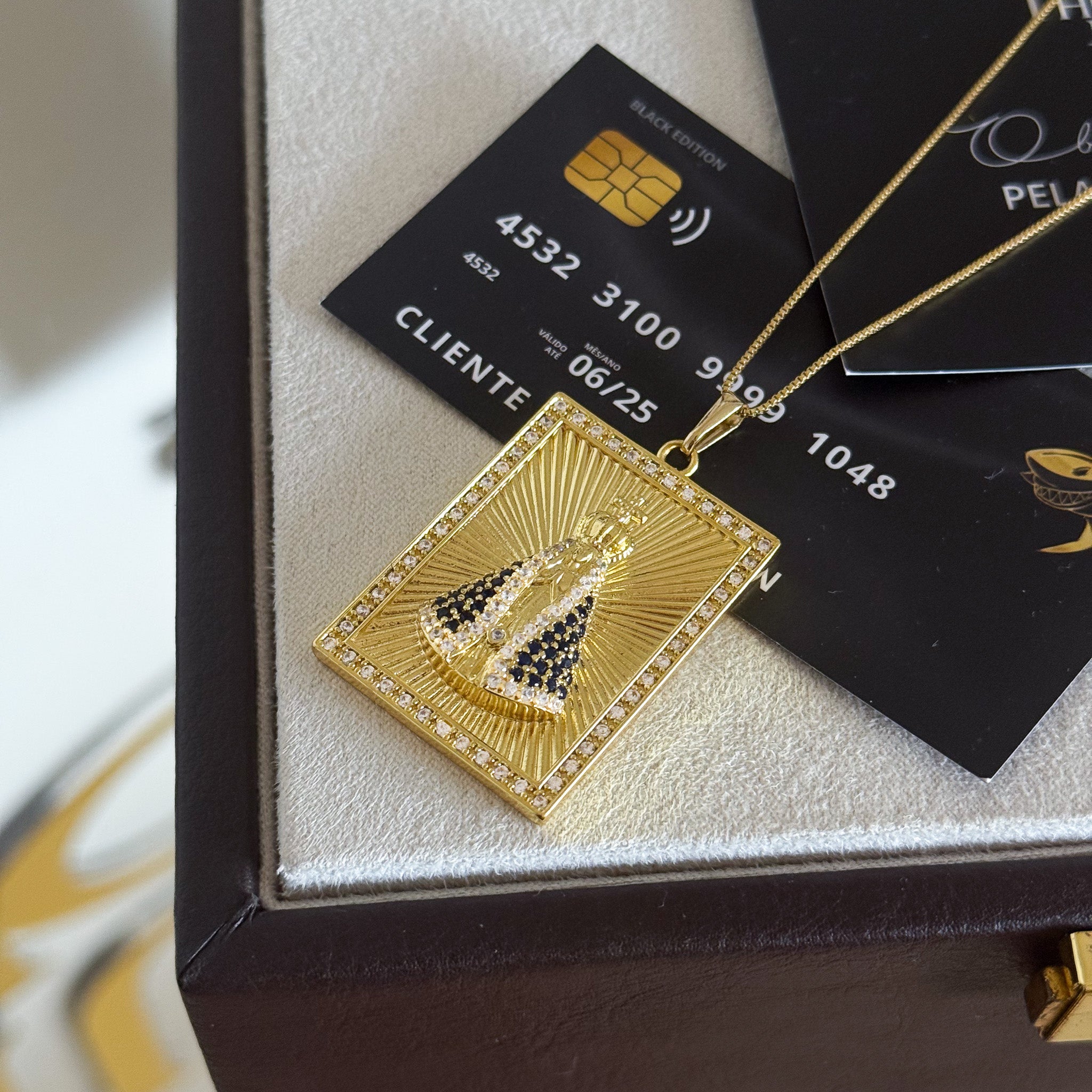 Pingente Plaquinha N. Sra. Aparecida Detalhado Cravejado M 4x3cm Banhado A Ouro 18k