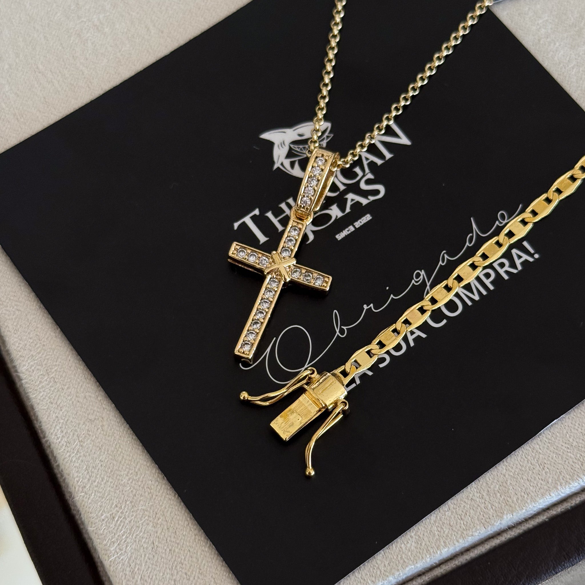 Colar Crucifixo Amarrado Cravejado - Corrente Elo Português e Pulseira Piastrine Banhado A Ouro 18k