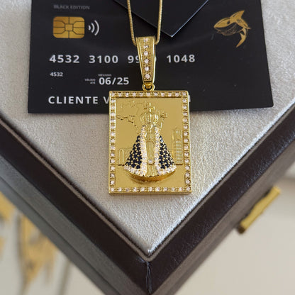 Pingente Plaquinha N. Sra. Aparecida Santuário Cravejado M 4x3cm Banhado A Ouro 18k