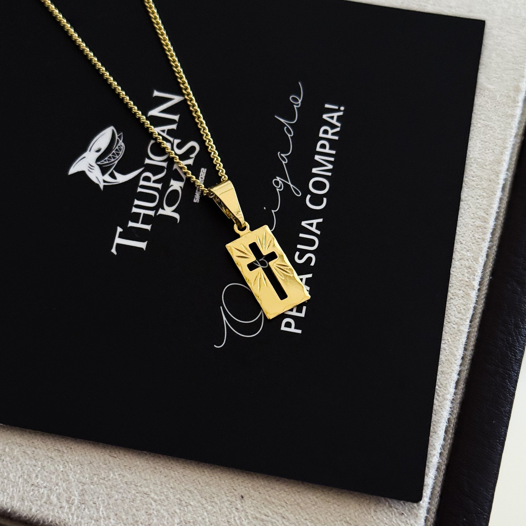 Colar Plaquinha Crucifixo Vazado - Corrente Grumet Banhado A Ouro 18k
