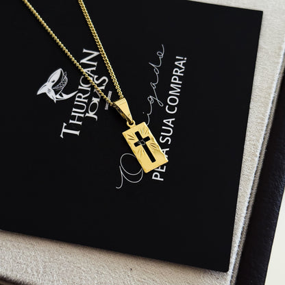 Colar Plaquinha Crucifixo Vazado - Corrente Grumet Banhado A Ouro 18k