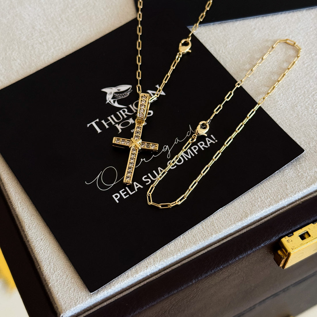 Colar Crucifixo Amarrado Cravejado - Corrente e Pulseira Cadeado Alongado Banhado A Ouro 18k