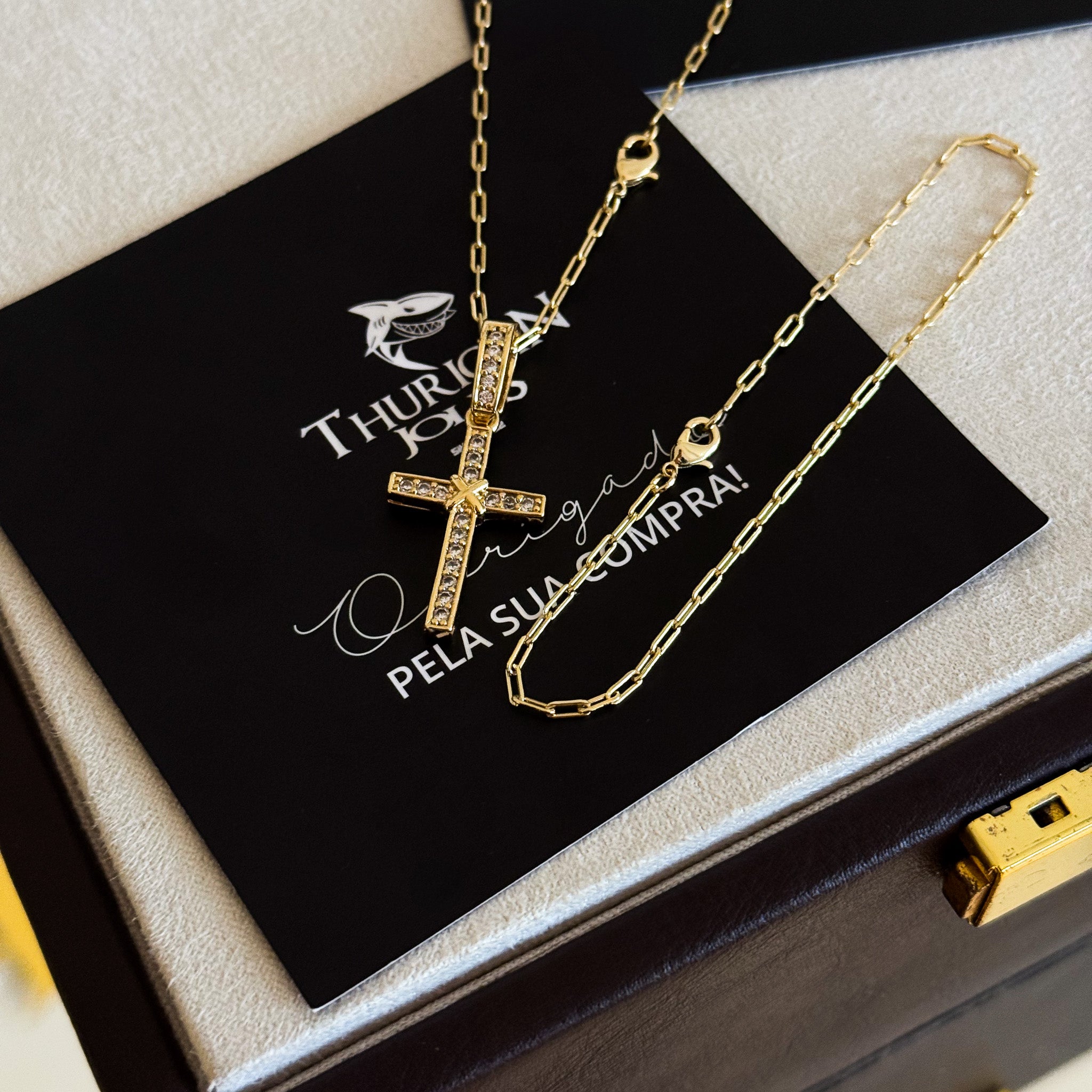 Colar Crucifixo Amarrado Cravejado - Corrente e Pulseira Cadeado Alongado Banhado A Ouro 18k