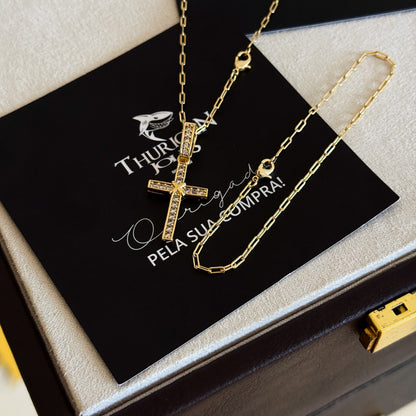 Colar Crucifixo Amarrado Cravejado - Corrente e Pulseira Cadeado Alongado Banhado A Ouro 18k