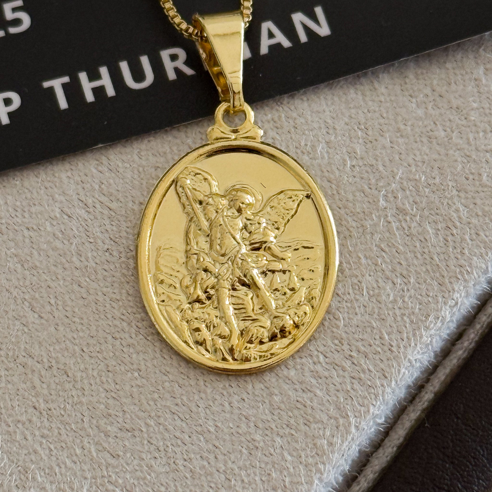Pingente Plaquinha Oval São Miguel Arcanjo 2x1,5cm Banhado A Ouro 18k