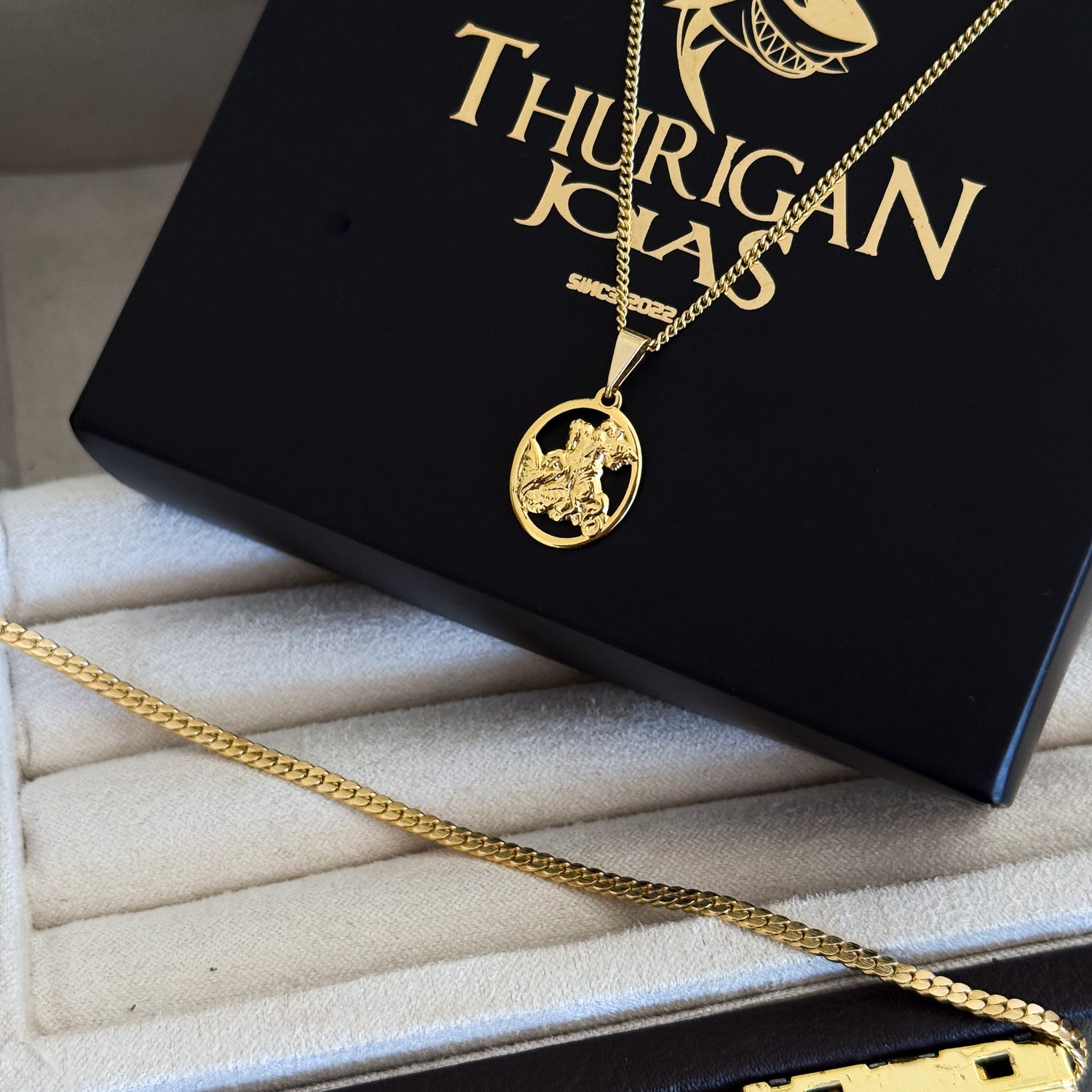 Colar Plaquinha Oval São Jorge Vazado - Corrente Grumet e Pulseira Grumet Flat Banhado A Ouro 18k