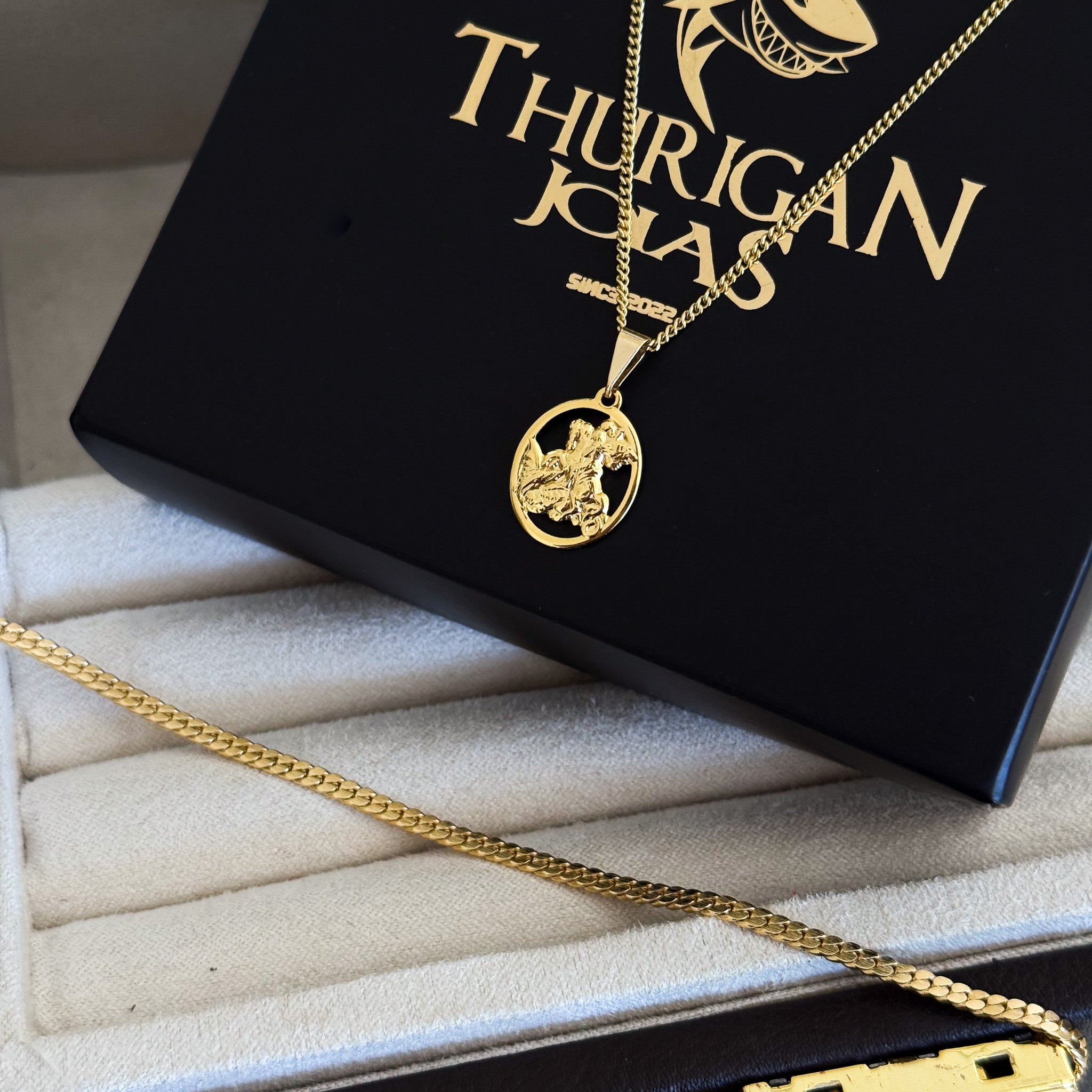 Colar Plaquinha Oval São Jorge Vazado - Corrente Grumet e Pulseira Grumet Flat Banhado A Ouro 18k