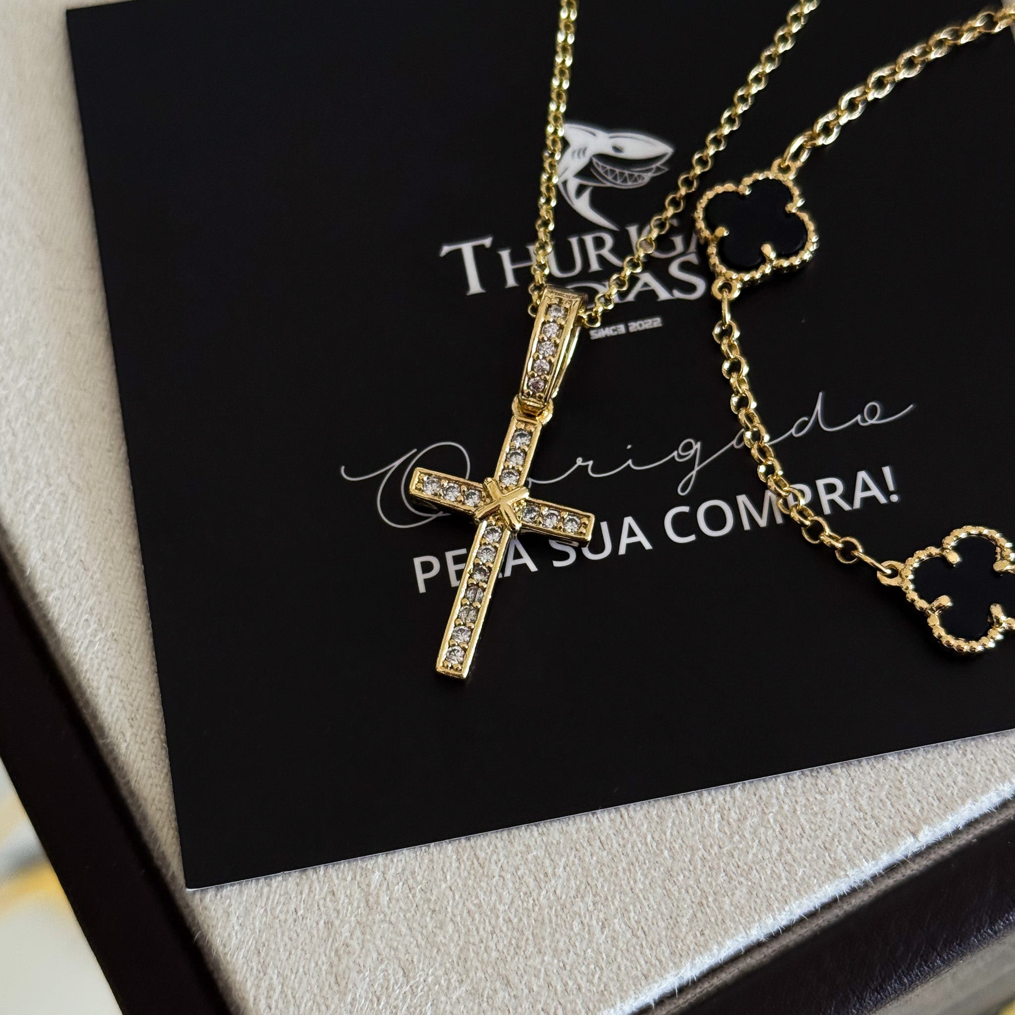 Colar Crucifixo Amarrado - Corrente Elo Português e Pulseira Elo Português Trevo Ônix Banhado A Ouro 18k