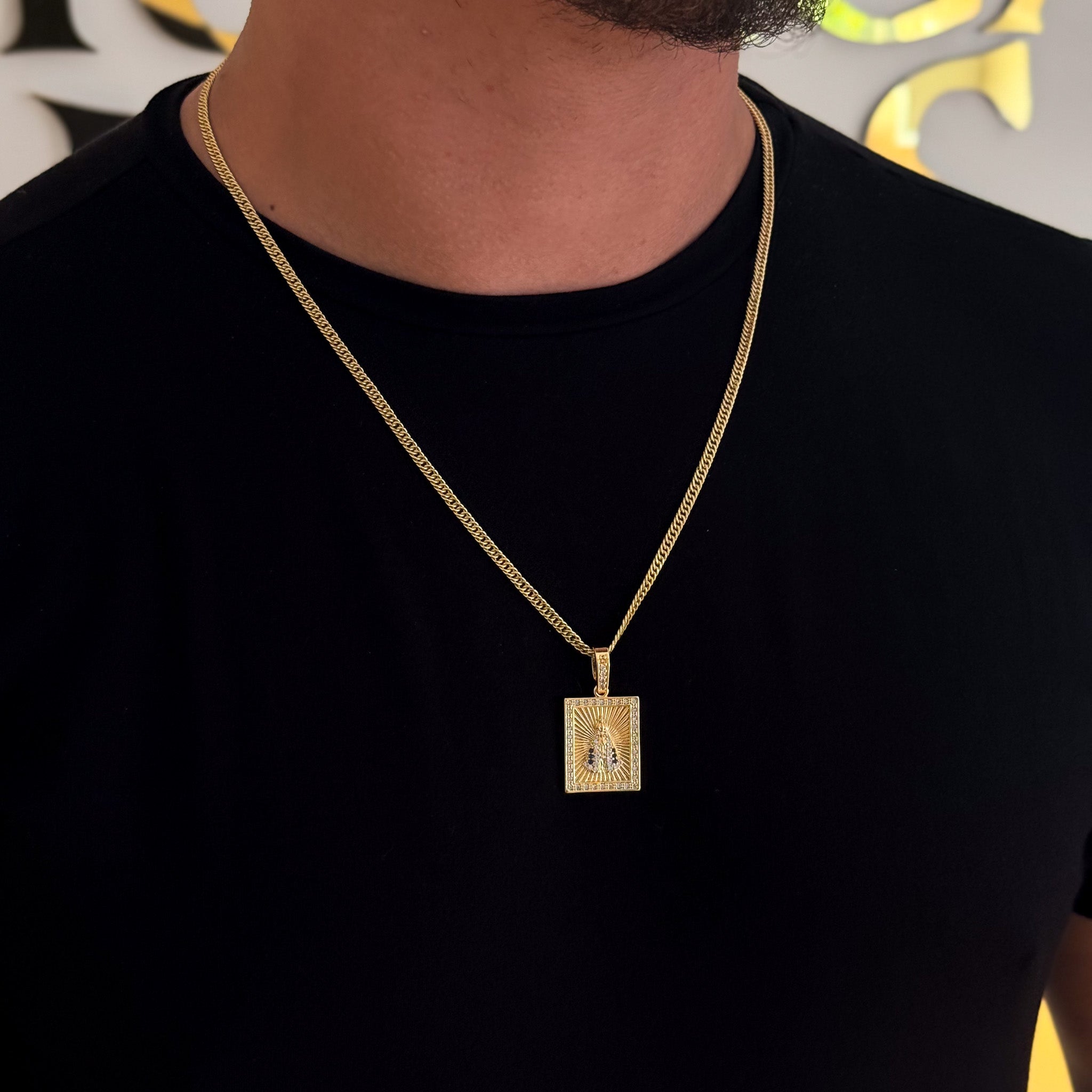 Colar Plaquinha N. Sra. Aparecida Detalhado Cravejado P - Corrente Lacraia Banhado A Ouro 18k