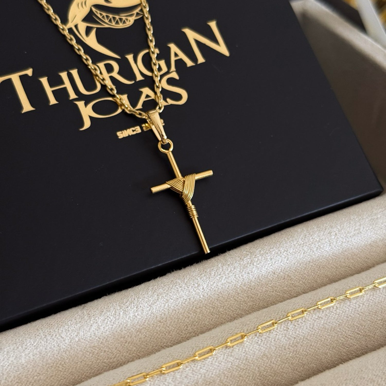 Colar Crucifixo Palito P - Corrente Cadeado e Pulseira Cadeado Alongado Banhado A Ouro 18k