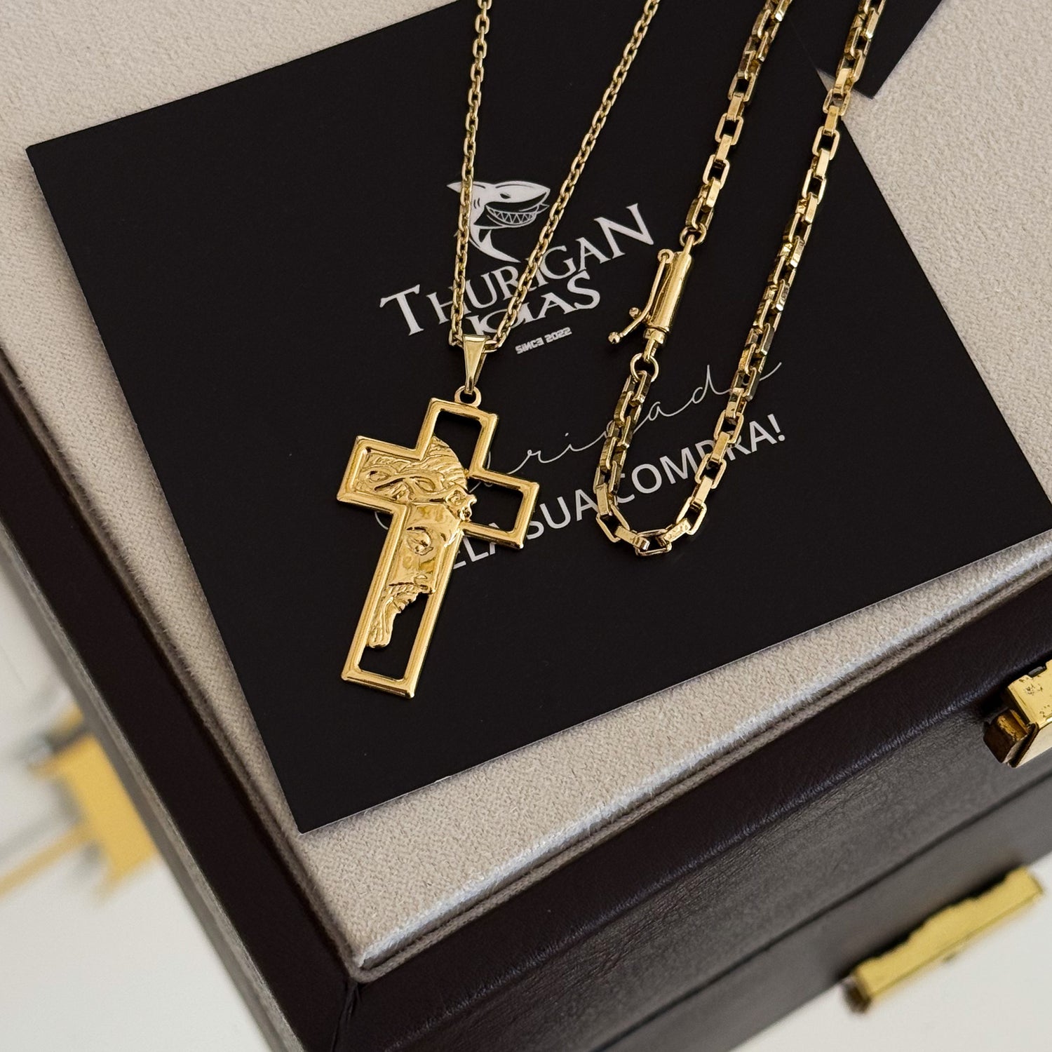 Colar Crucifixo Com Jesus Vazado - Corrente Cadeado e Pulseira Veneziana Banhado A Ouro 18k