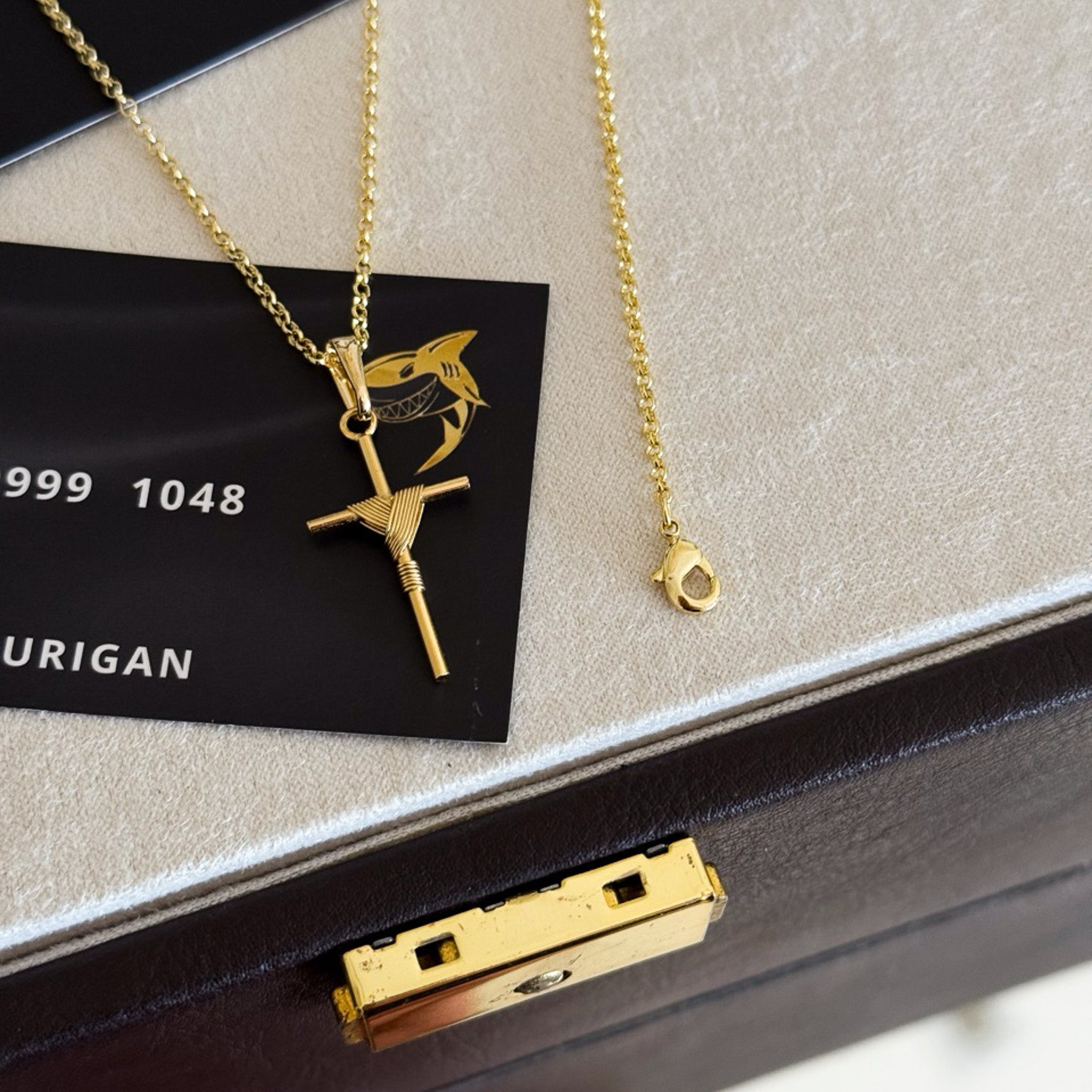 Colar Crucifixo Palito P - Corrente e Pulseira Elo Português Banhado A Ouro 18k