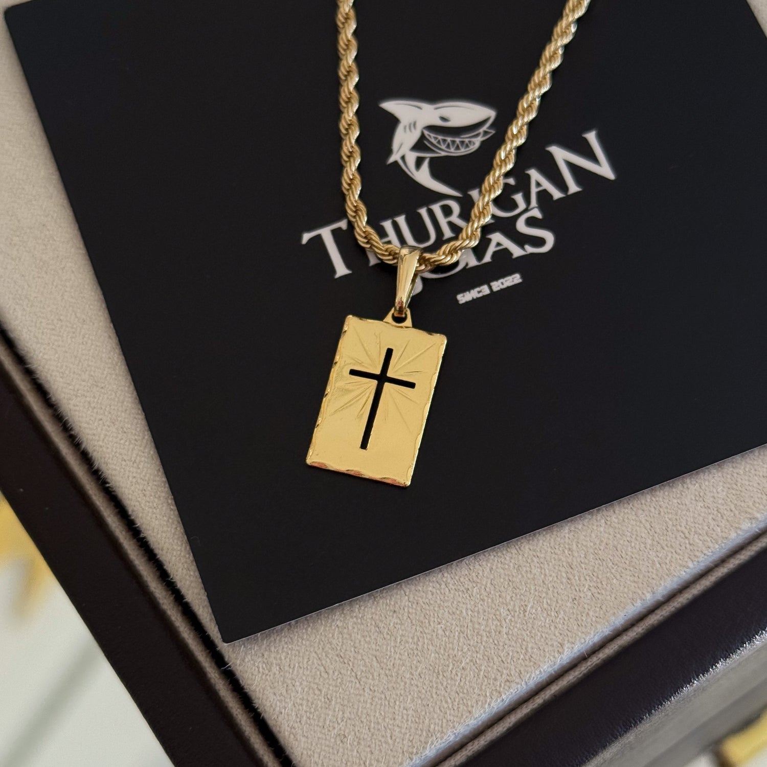 Colar Plaquinha Crucifixo Vazado - Corrente e Pulseira Baiana Banhado A Ouro 18k