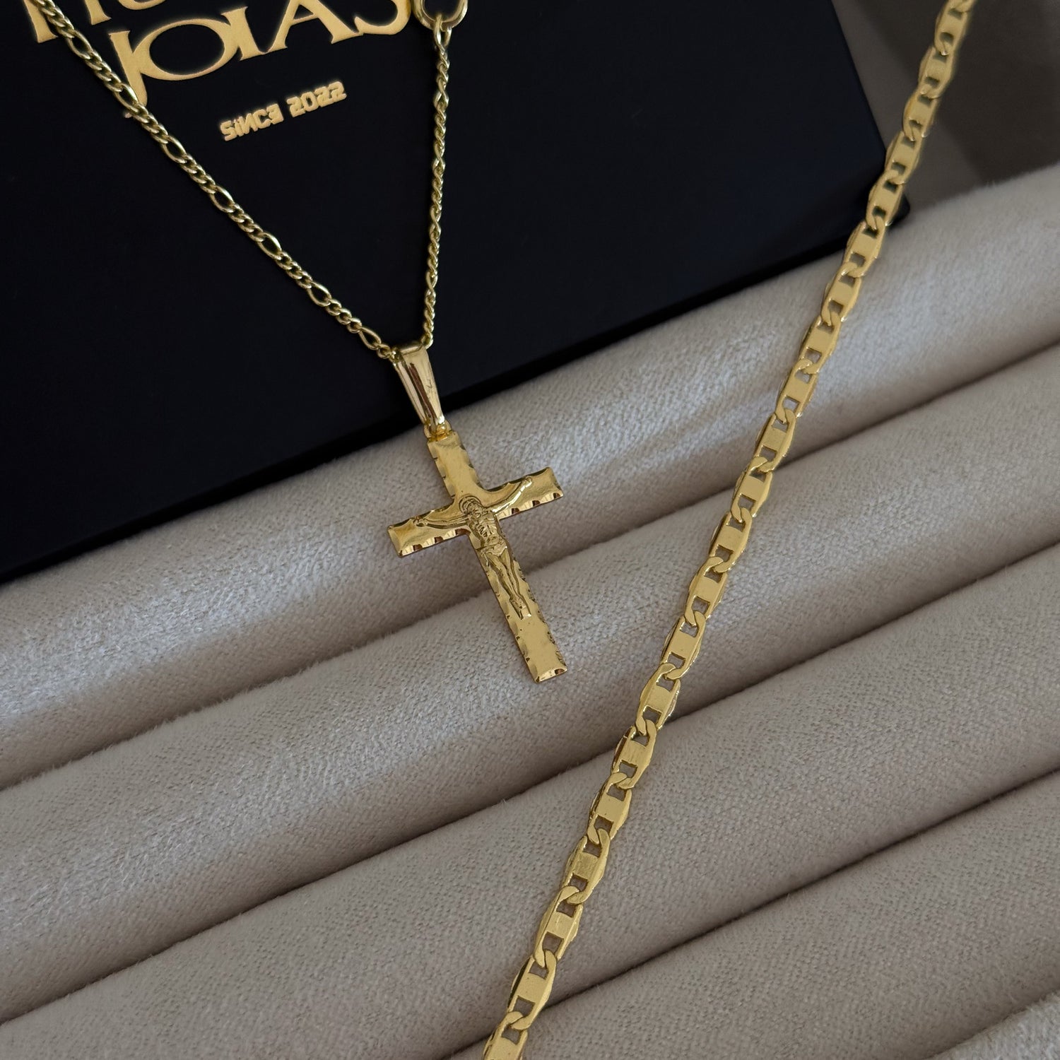 Colar Crucifixo Jesus Na Cruz 3D - Corrente 3 Por 1 Fígaro e Pulseira Piastrine Banhado A Ouro 18k